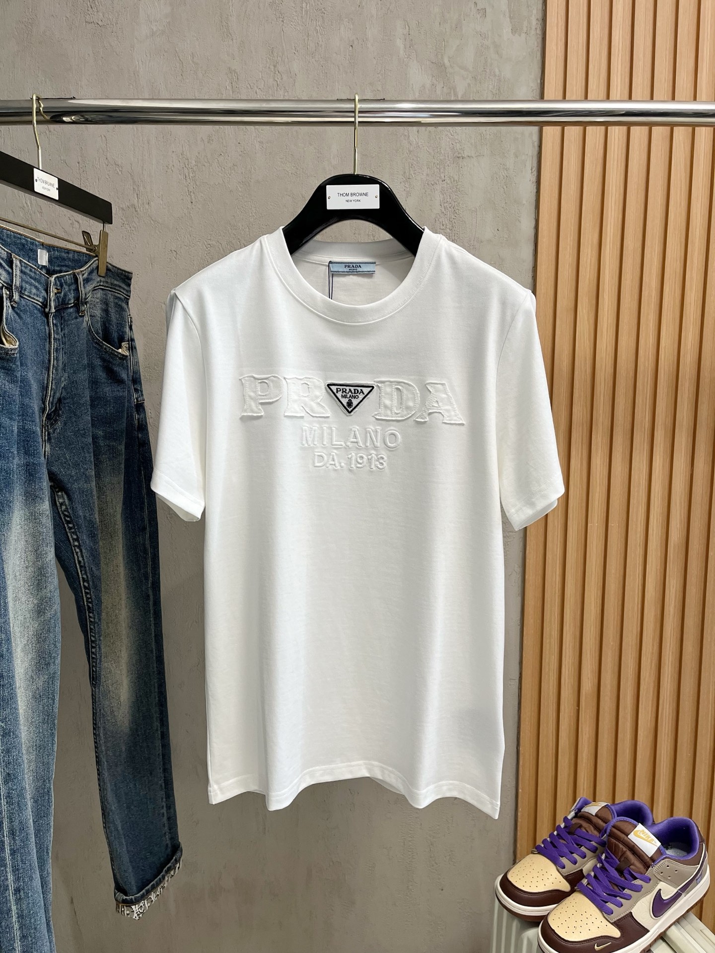  普拉达      ⚠️
重磅推荐！2025ss夏装新品 专柜在售 最新系列图案logo短袖T恤 必须人