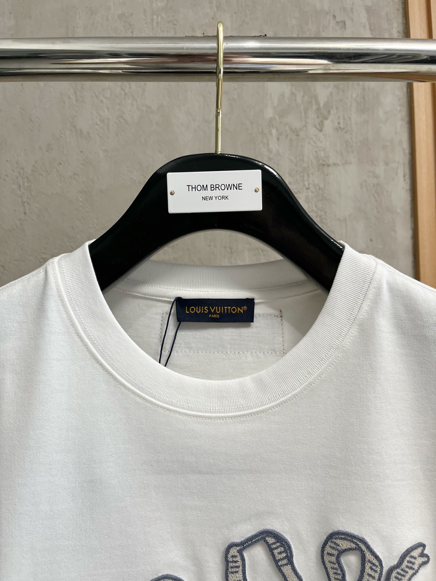  LV      ⚠️
重磅推荐！2025ss夏装新品 专柜在售 最新系列图案logo短袖T恤 必须人手