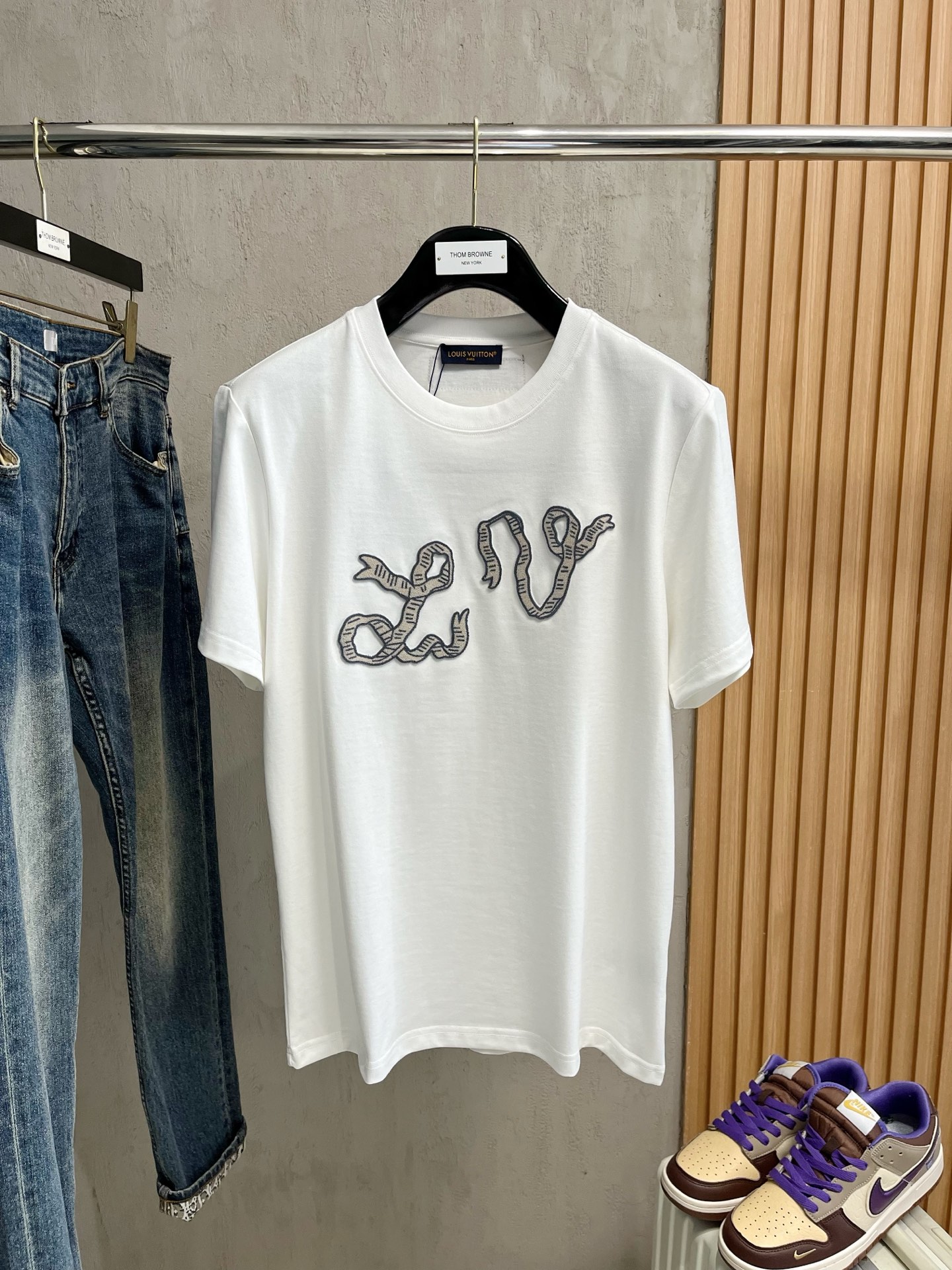  LV      ⚠️
重磅推荐！2025ss夏装新品 专柜在售 最新系列图案logo短袖T恤 必须人手