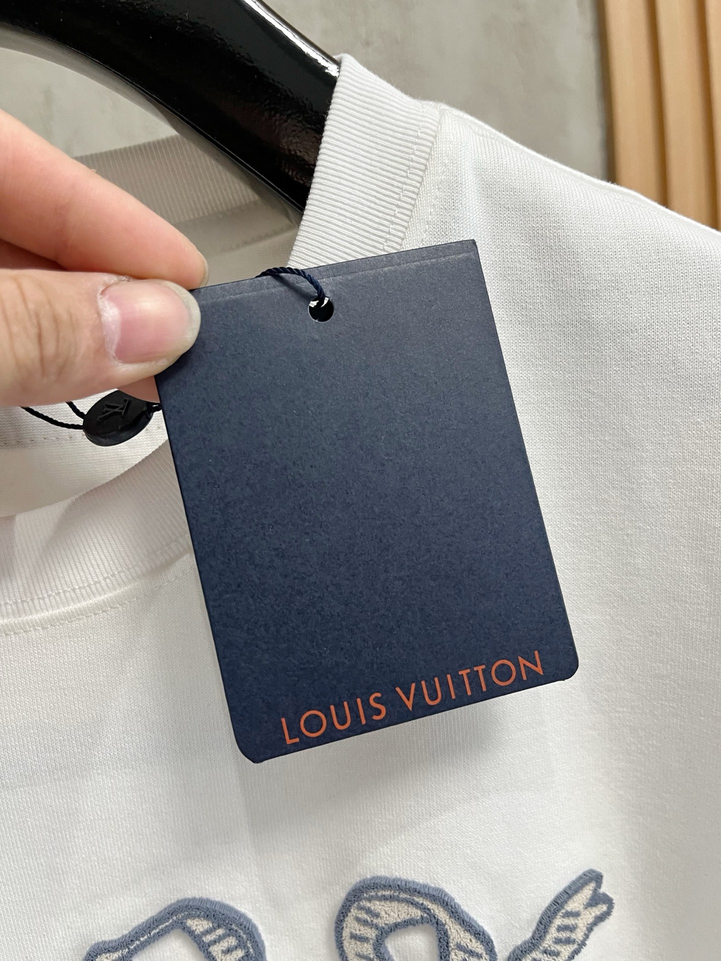  LV      ⚠️
重磅推荐！2025ss夏装新品 专柜在售 最新系列图案logo短袖T恤 必须人手