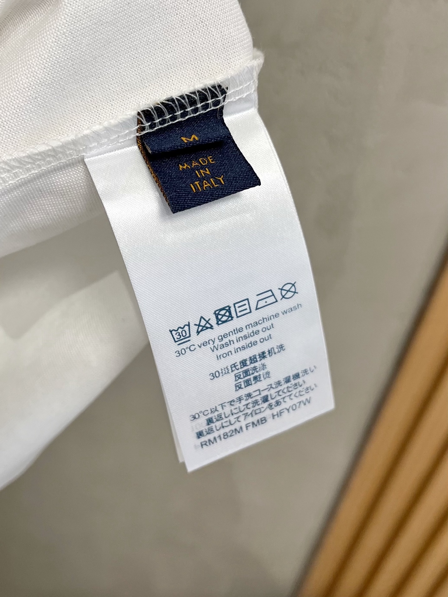  LV      ⚠️
重磅推荐！2025ss夏装新品 专柜在售 最新系列图案logo短袖T恤 必须人手