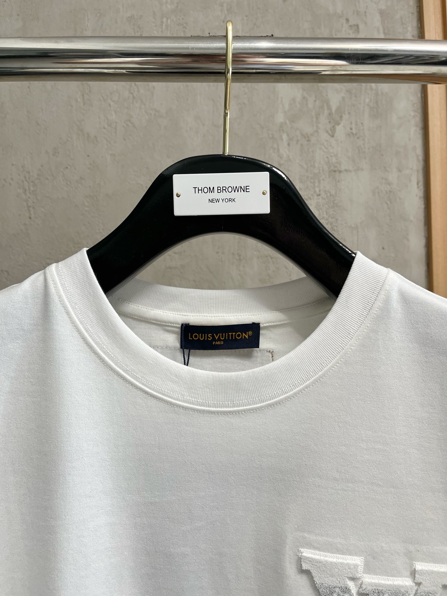  LV      ⚠️
重磅推荐！2025ss夏装新品 专柜在售 最新系列图案logo短袖T恤 必须人手