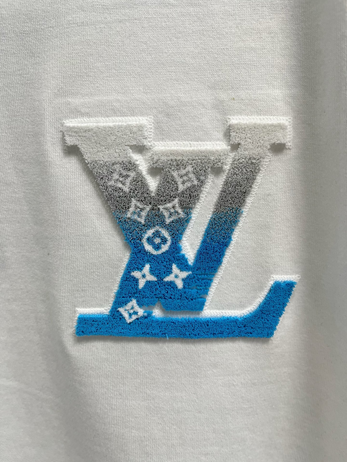  LV      ⚠️
重磅推荐！2025ss夏装新品 专柜在售 最新系列图案logo短袖T恤 必须人手