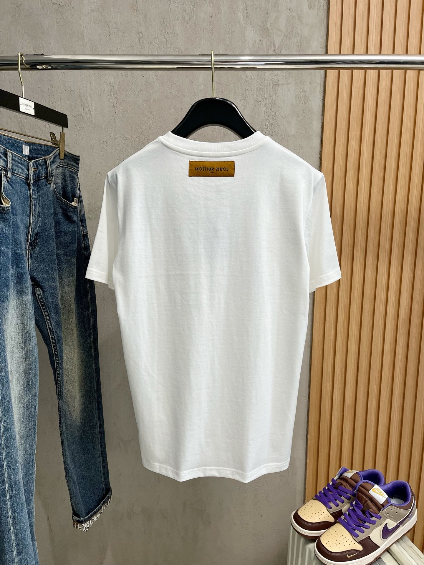  LV      ⚠️
重磅推荐！2025ss夏装新品 专柜在售 最新系列图案logo短袖T恤 必须人手