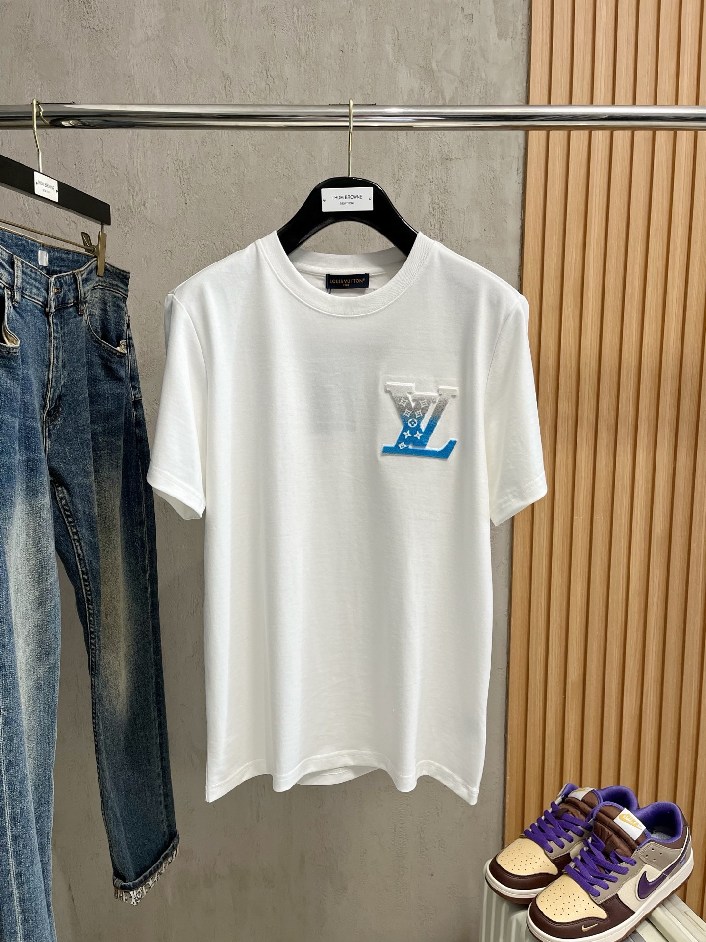  LV      ⚠️
重磅推荐！2025ss夏装新品 专柜在售 最新系列图案logo短袖T恤 必须人手