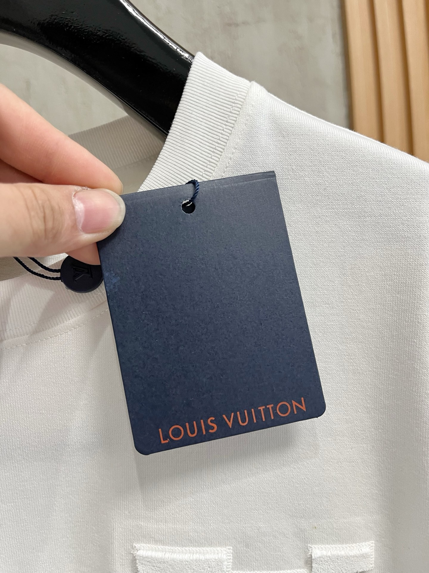  LV      ⚠️
重磅推荐！2025ss夏装新品 专柜在售 最新系列图案logo短袖T恤 必须人手