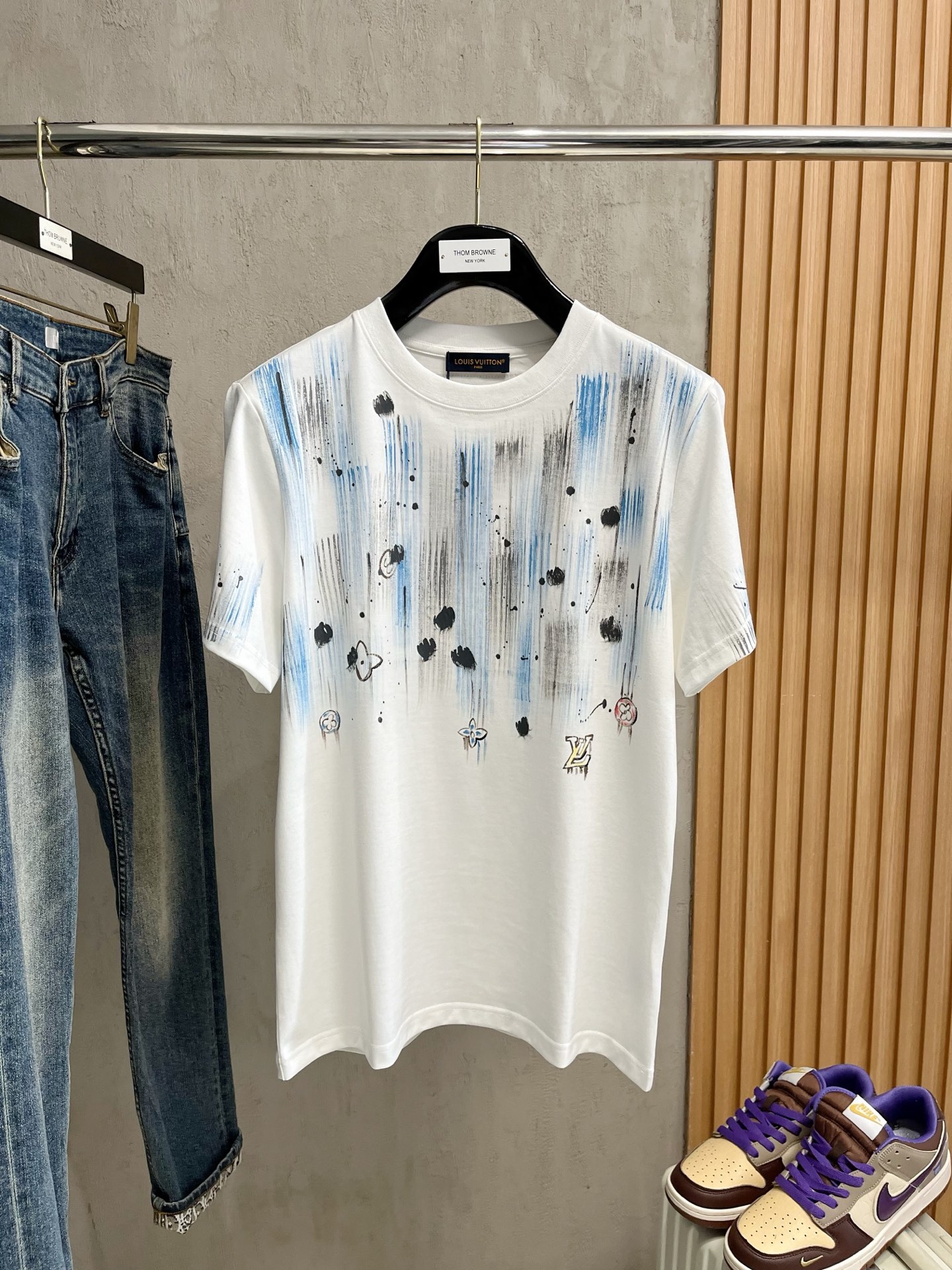  LV      ⚠️
重磅推荐！2025ss夏装新品 专柜在售 最新系列图案logo短袖T恤 必须人手
