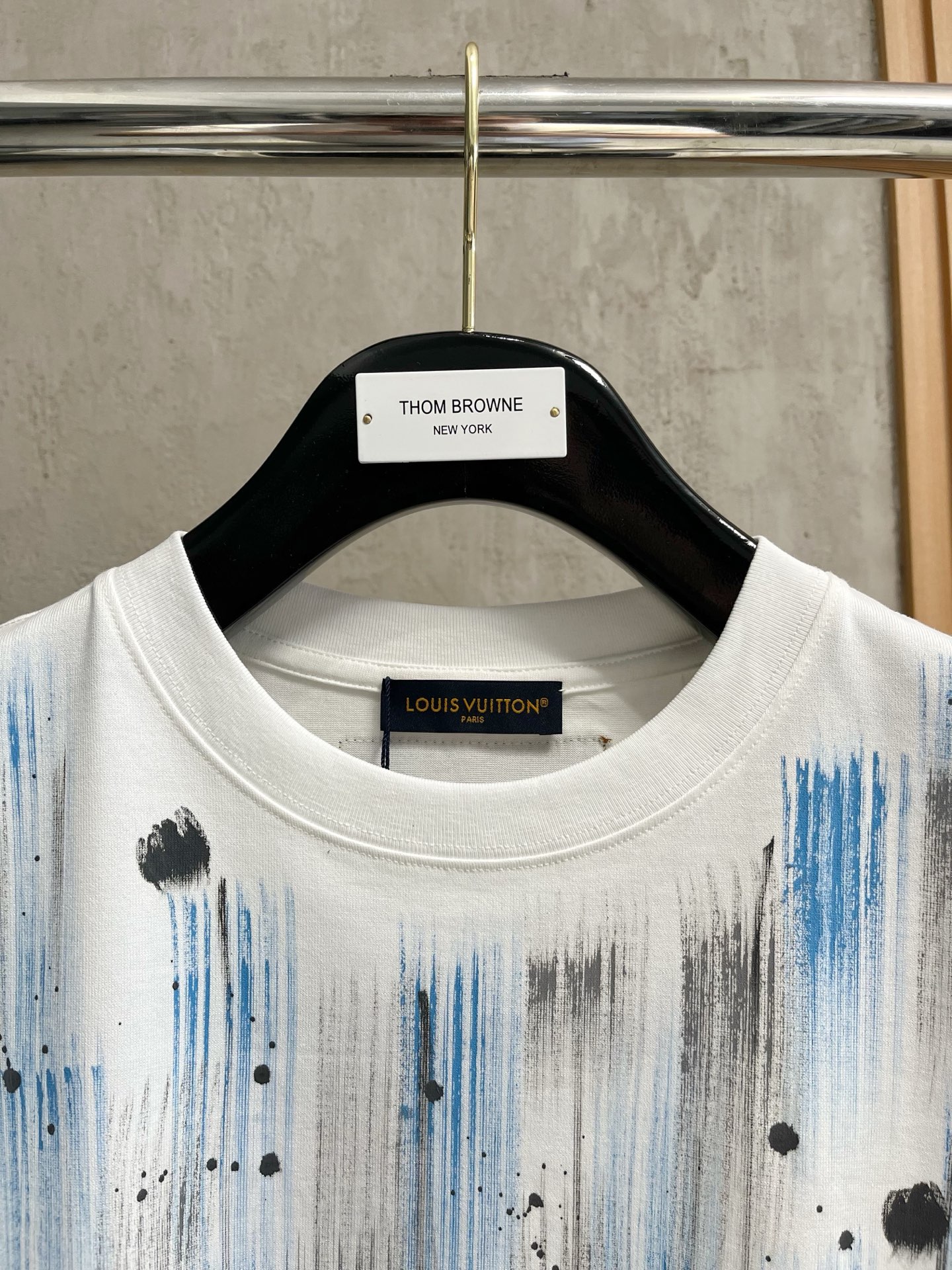  LV      ⚠️
重磅推荐！2025ss夏装新品 专柜在售 最新系列图案logo短袖T恤 必须人手