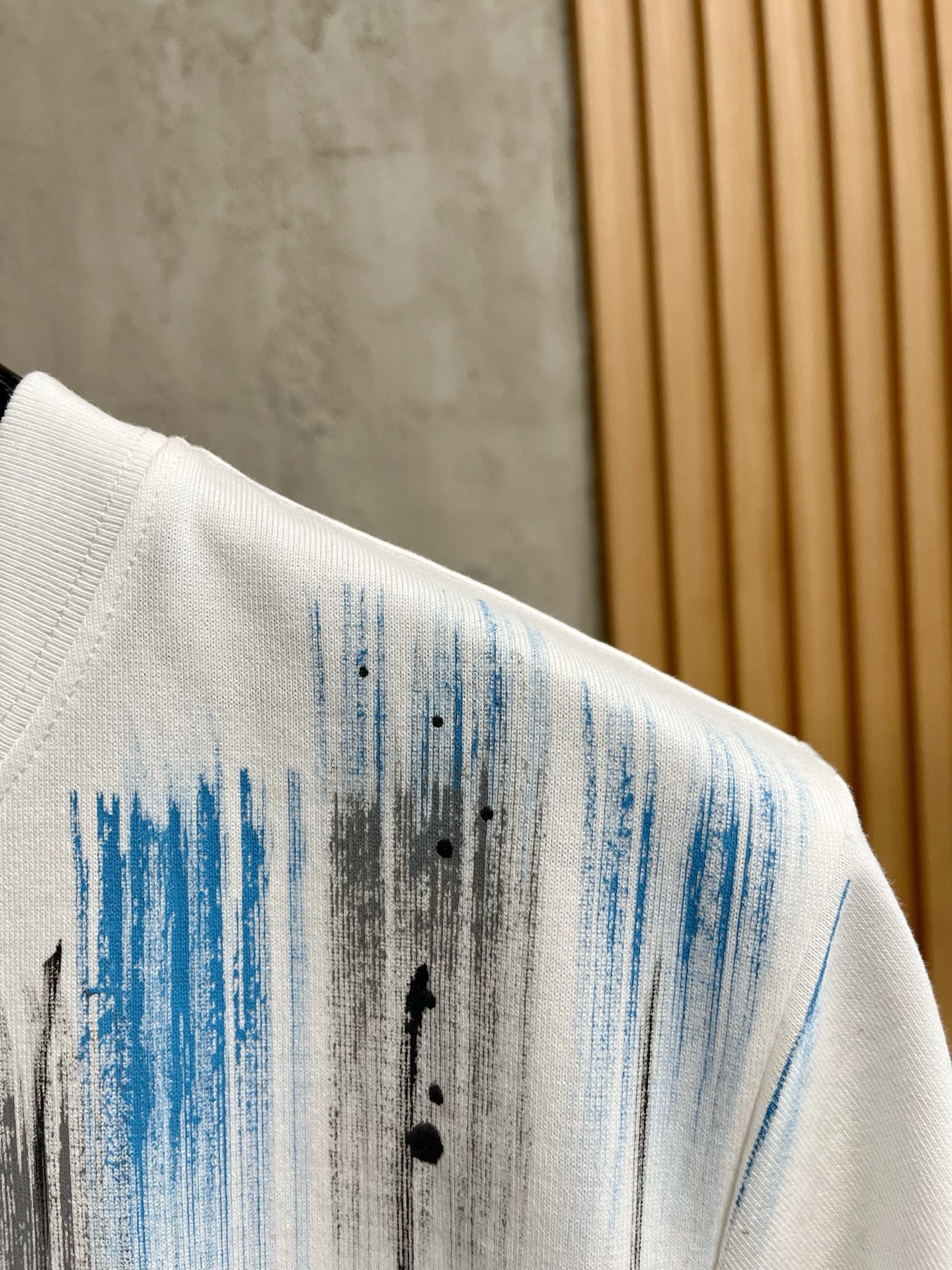  LV      ⚠️
重磅推荐！2025ss夏装新品 专柜在售 最新系列图案logo短袖T恤 必须人手