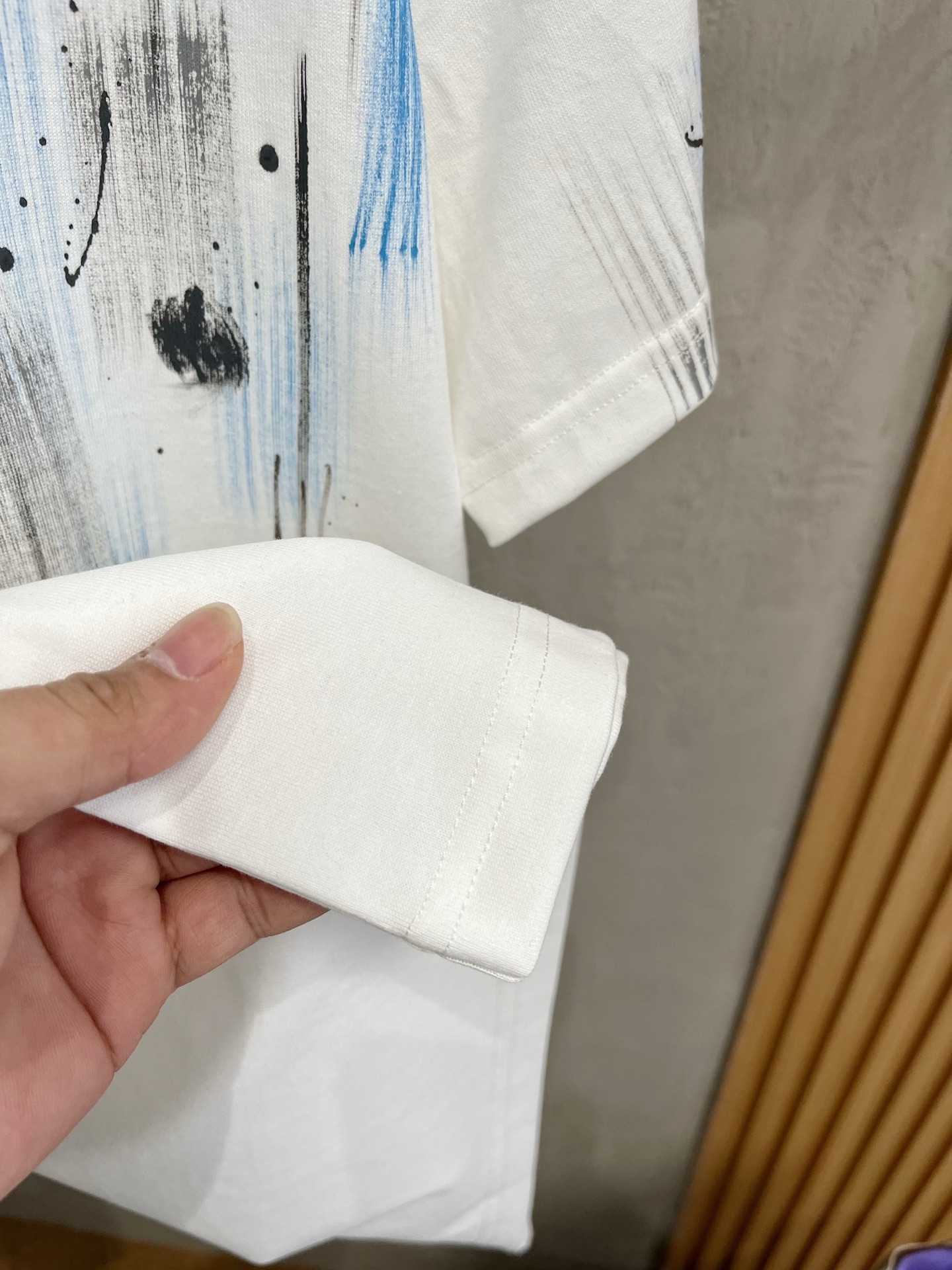  LV      ⚠️
重磅推荐！2025ss夏装新品 专柜在售 最新系列图案logo短袖T恤 必须人手