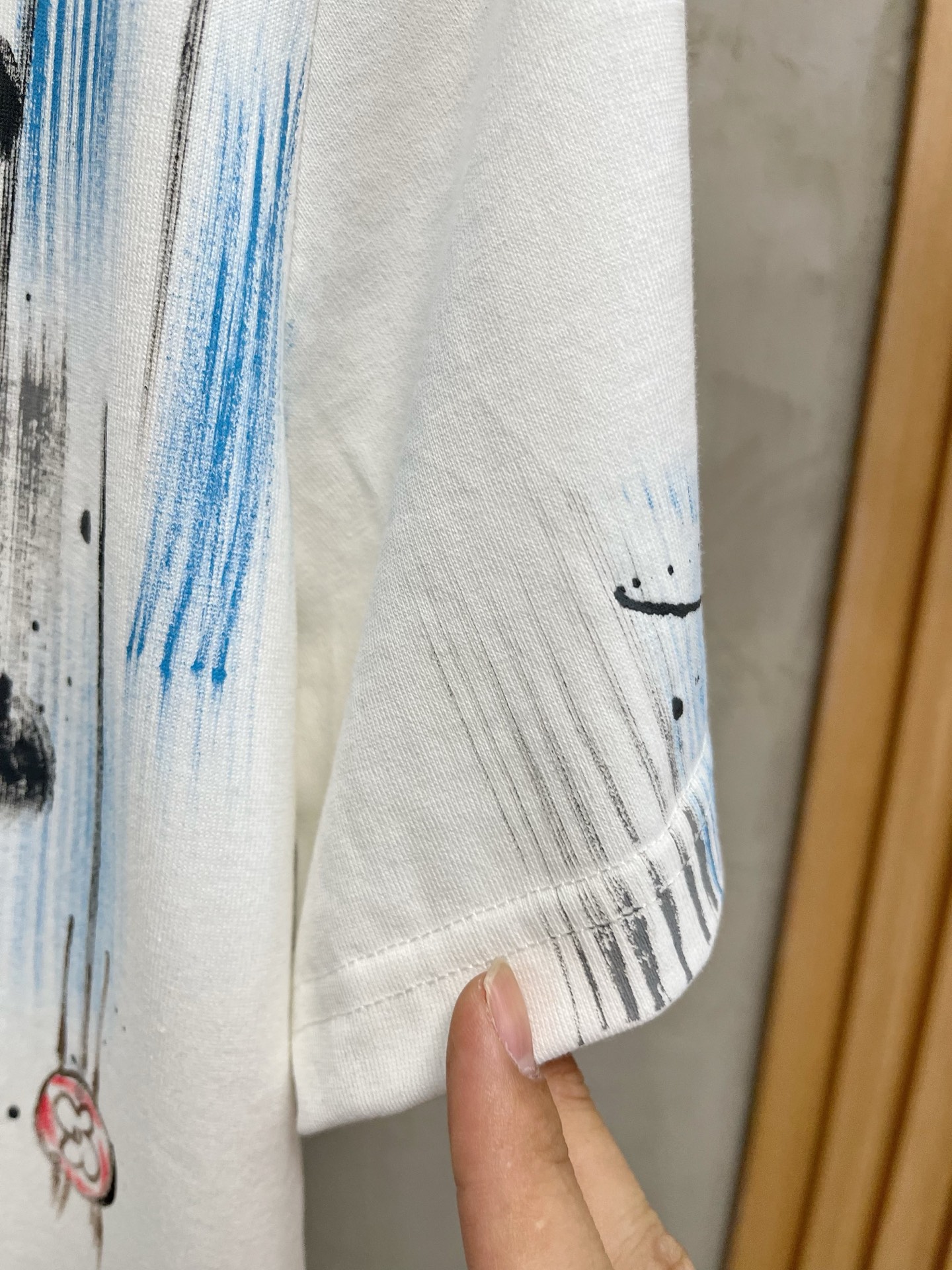  LV      ⚠️
重磅推荐！2025ss夏装新品 专柜在售 最新系列图案logo短袖T恤 必须人手