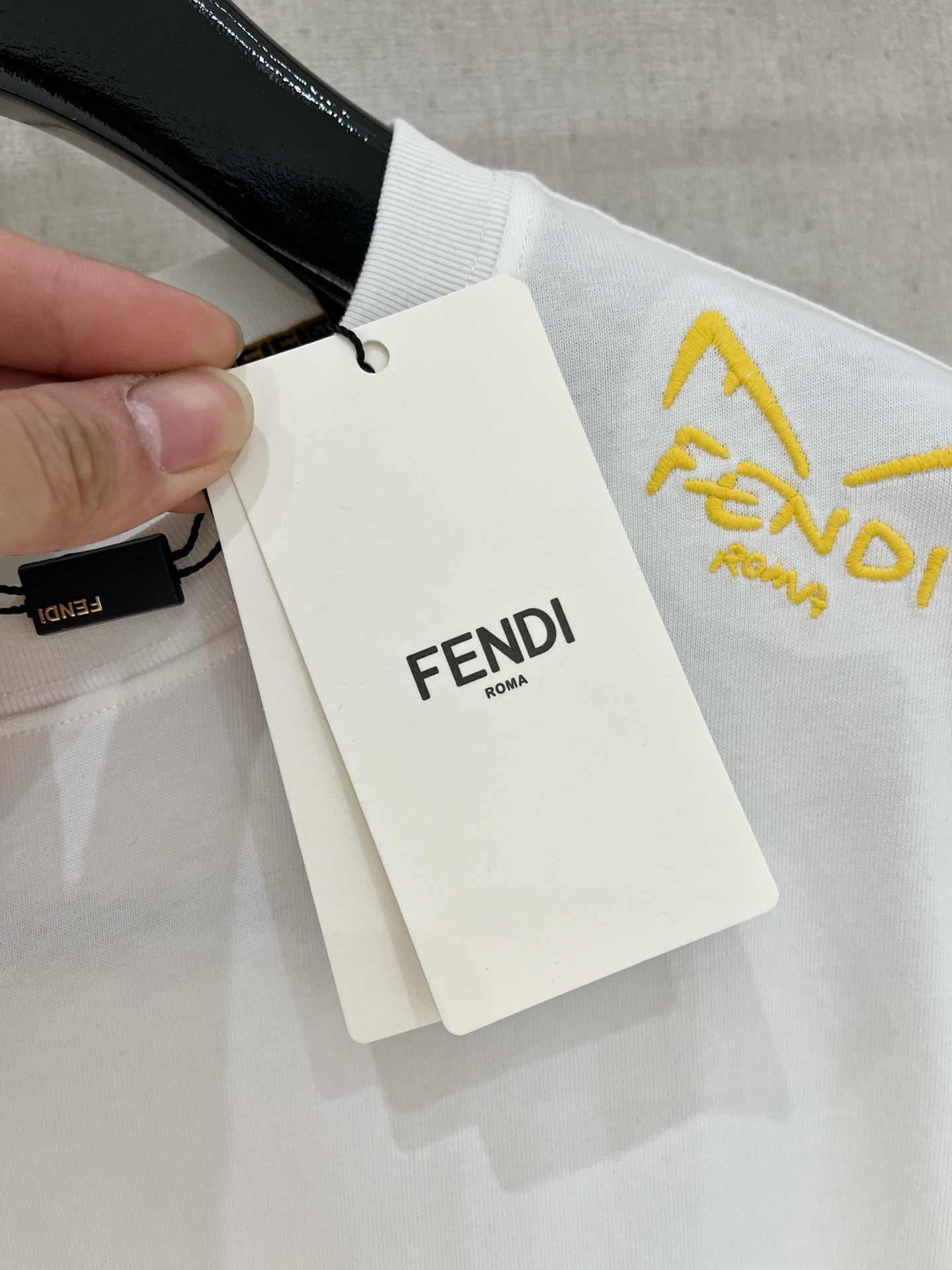  芬*Fendi 25SS春夏新款首发专柜最新款短袖圆领T恤 高端订制 设计前卫时尚！品牌logo重工艺