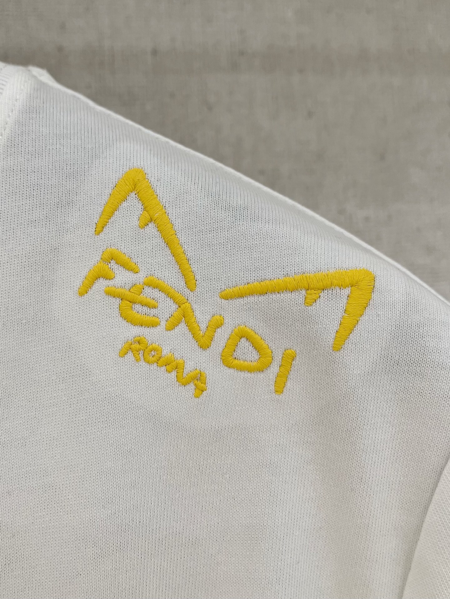  芬*Fendi 25SS春夏新款首发专柜最新款短袖圆领T恤 高端订制 设计前卫时尚！品牌logo重工艺