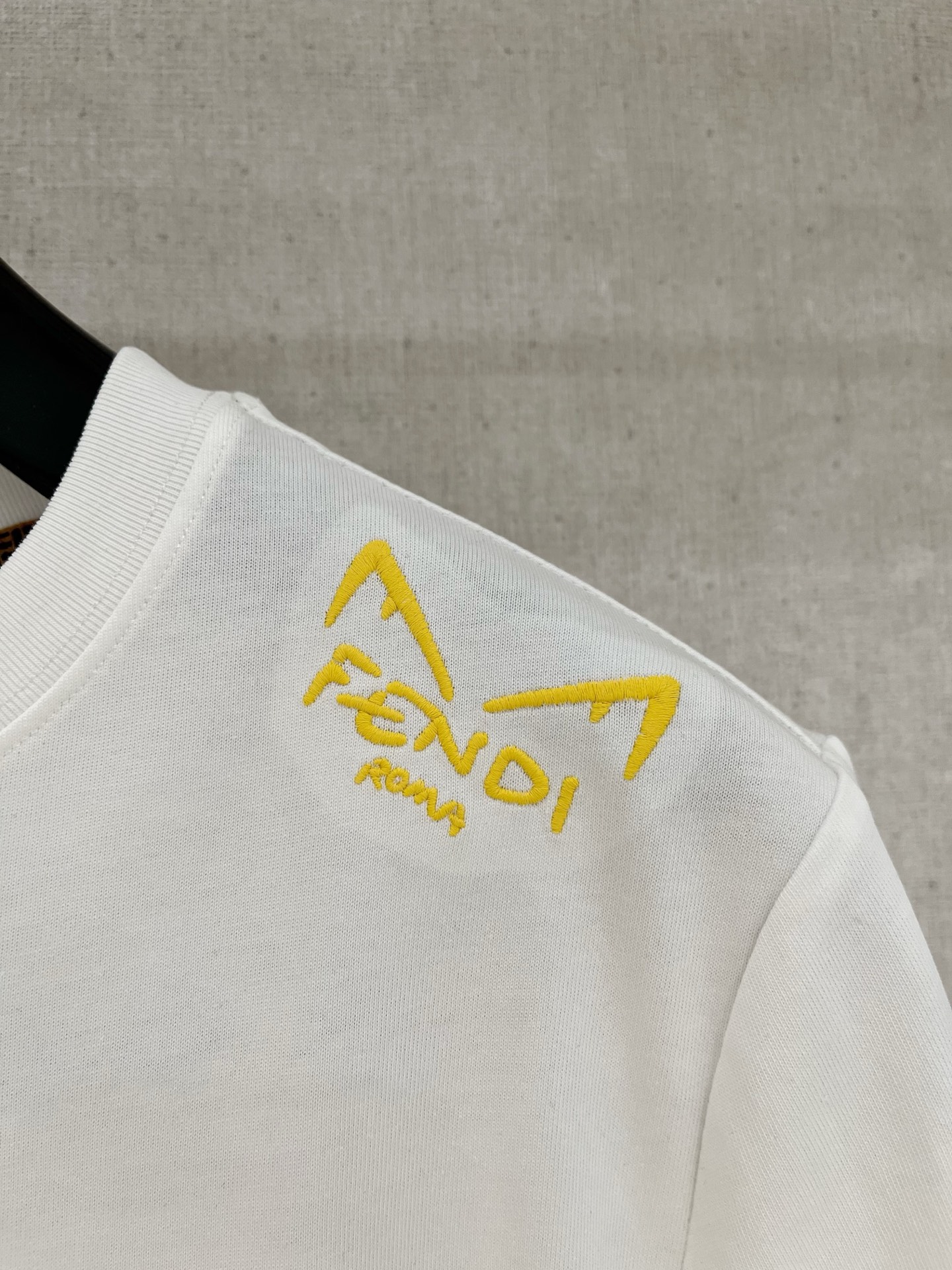  芬*Fendi 25SS春夏新款首发专柜最新款短袖圆领T恤 高端订制 设计前卫时尚！品牌logo重工艺