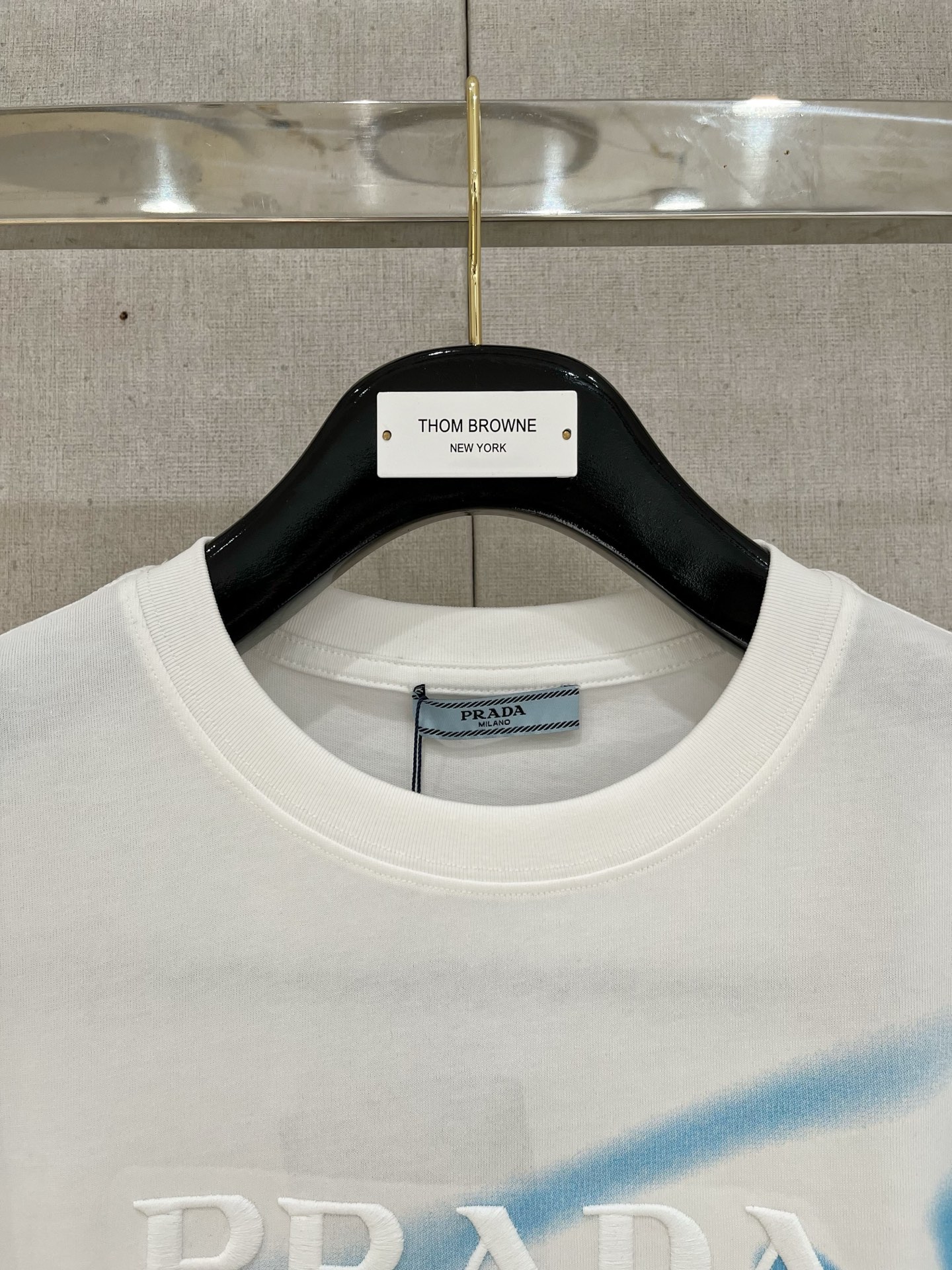  普拉*Prada 25SS春夏新款首发专柜最新款短袖圆领T恤 高端订制 设计前卫时尚！品牌logo重工