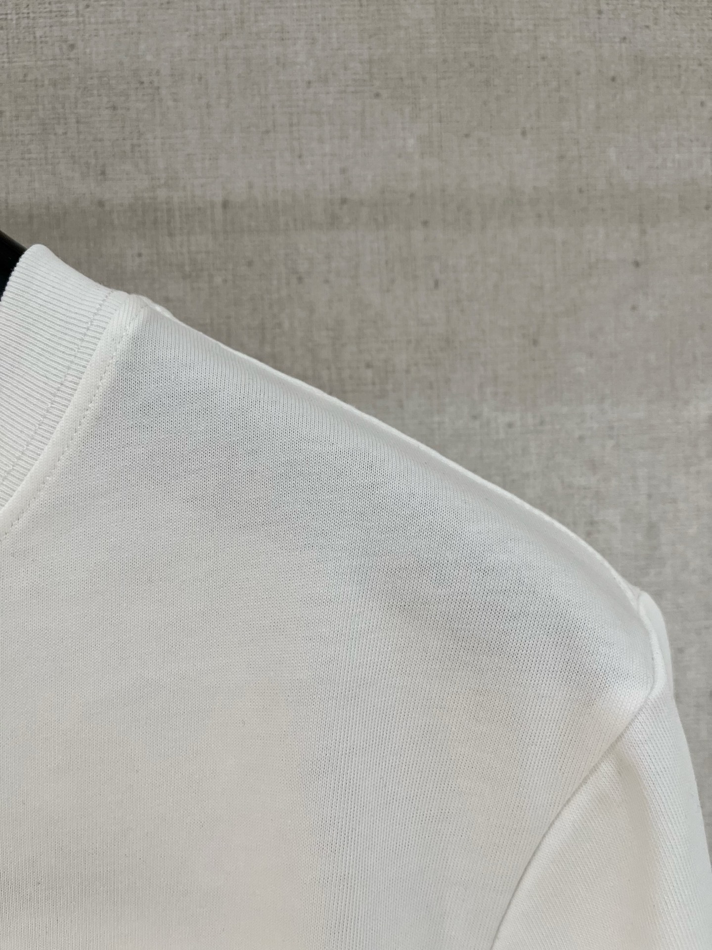  路易威*1V 25SS春夏新款首发专柜最新款短袖圆领T恤 手绘高端订制 设计前卫时尚！品牌logo重工