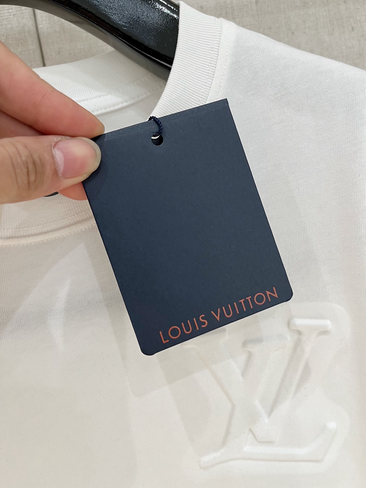  路易威*1V 25SS春夏新款首发专柜最新款短袖圆领T恤 手绘高端订制 设计前卫时尚！品牌logo重工