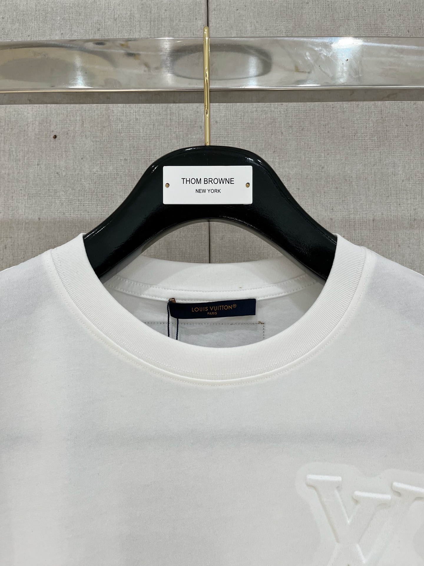  路易威*1V 25SS春夏新款首发专柜最新款短袖圆领T恤 手绘高端订制 设计前卫时尚！品牌logo重工