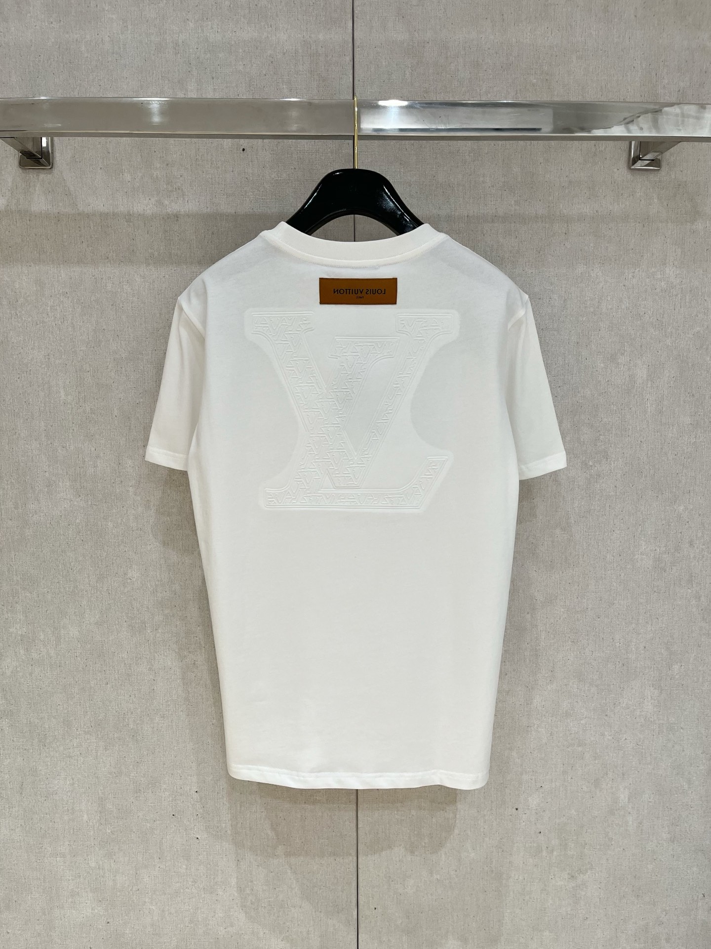  路易威*1V 25SS春夏新款首发专柜最新款短袖圆领T恤 手绘高端订制 设计前卫时尚！品牌logo重工