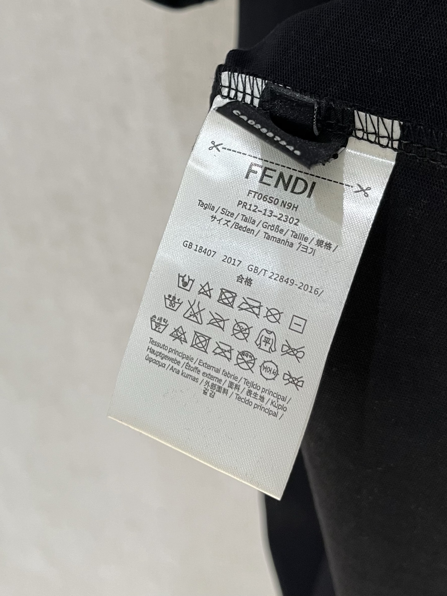  芬*Fendi 25SS春夏新款首发专柜最新款短袖圆领T恤 高端订制 设计前卫时尚！品牌logo重工艺