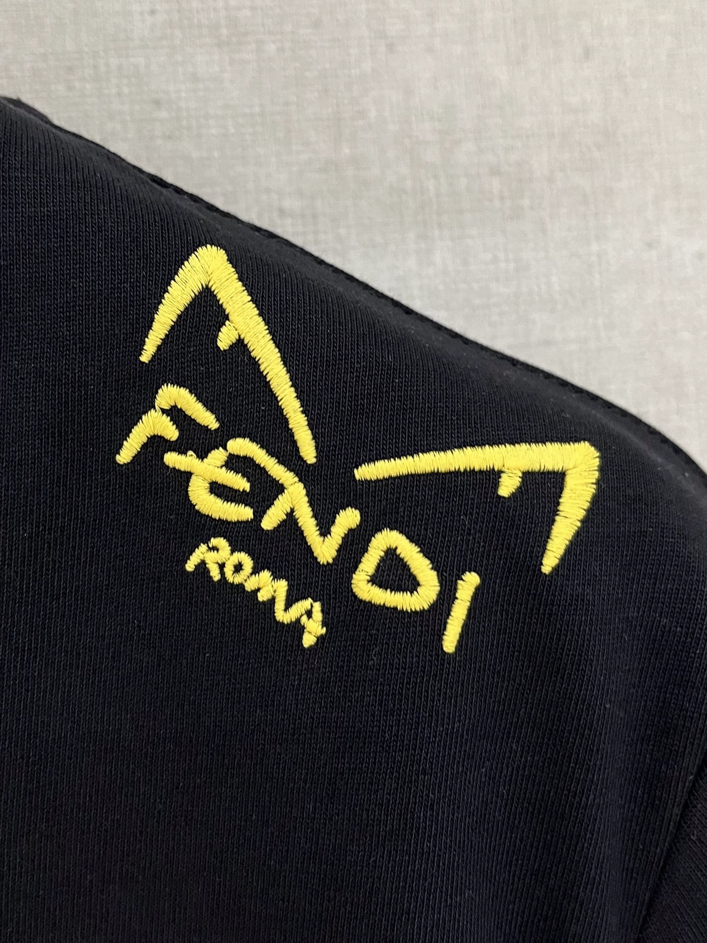  芬*Fendi 25SS春夏新款首发专柜最新款短袖圆领T恤 高端订制 设计前卫时尚！品牌logo重工艺