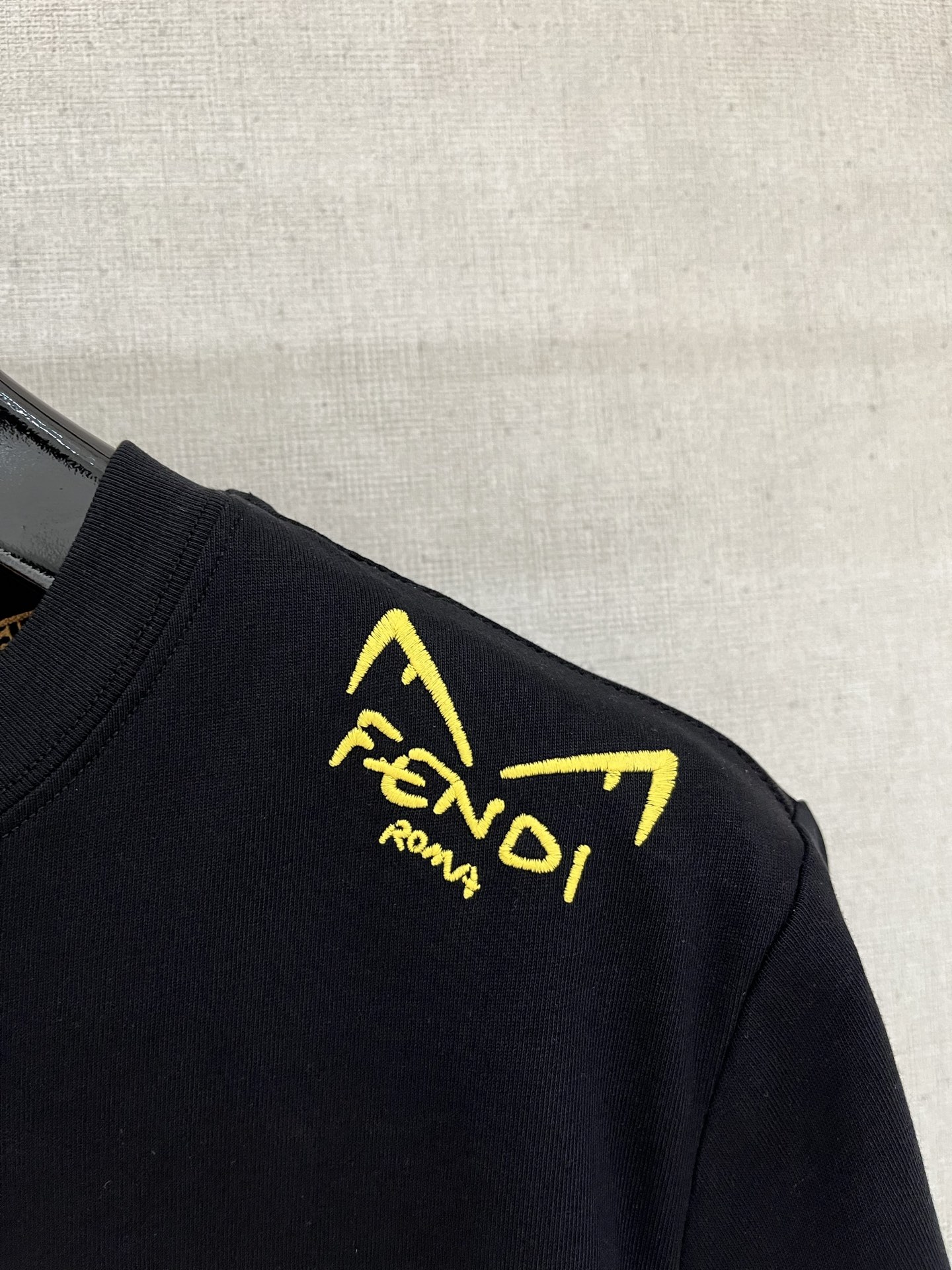  芬*Fendi 25SS春夏新款首发专柜最新款短袖圆领T恤 高端订制 设计前卫时尚！品牌logo重工艺