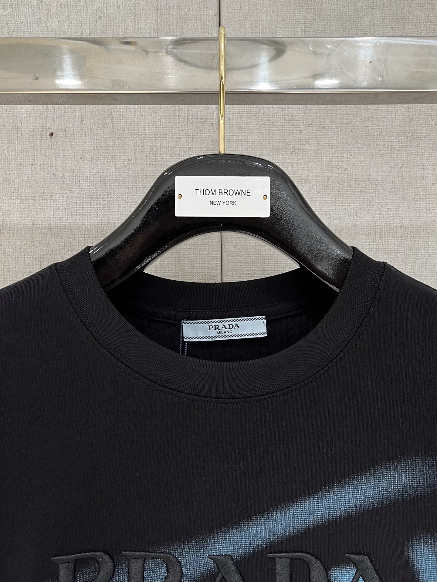  普拉*Prada 25SS春夏新款首发专柜最新款短袖圆领T恤 高端订制 设计前卫时尚！品牌logo重工