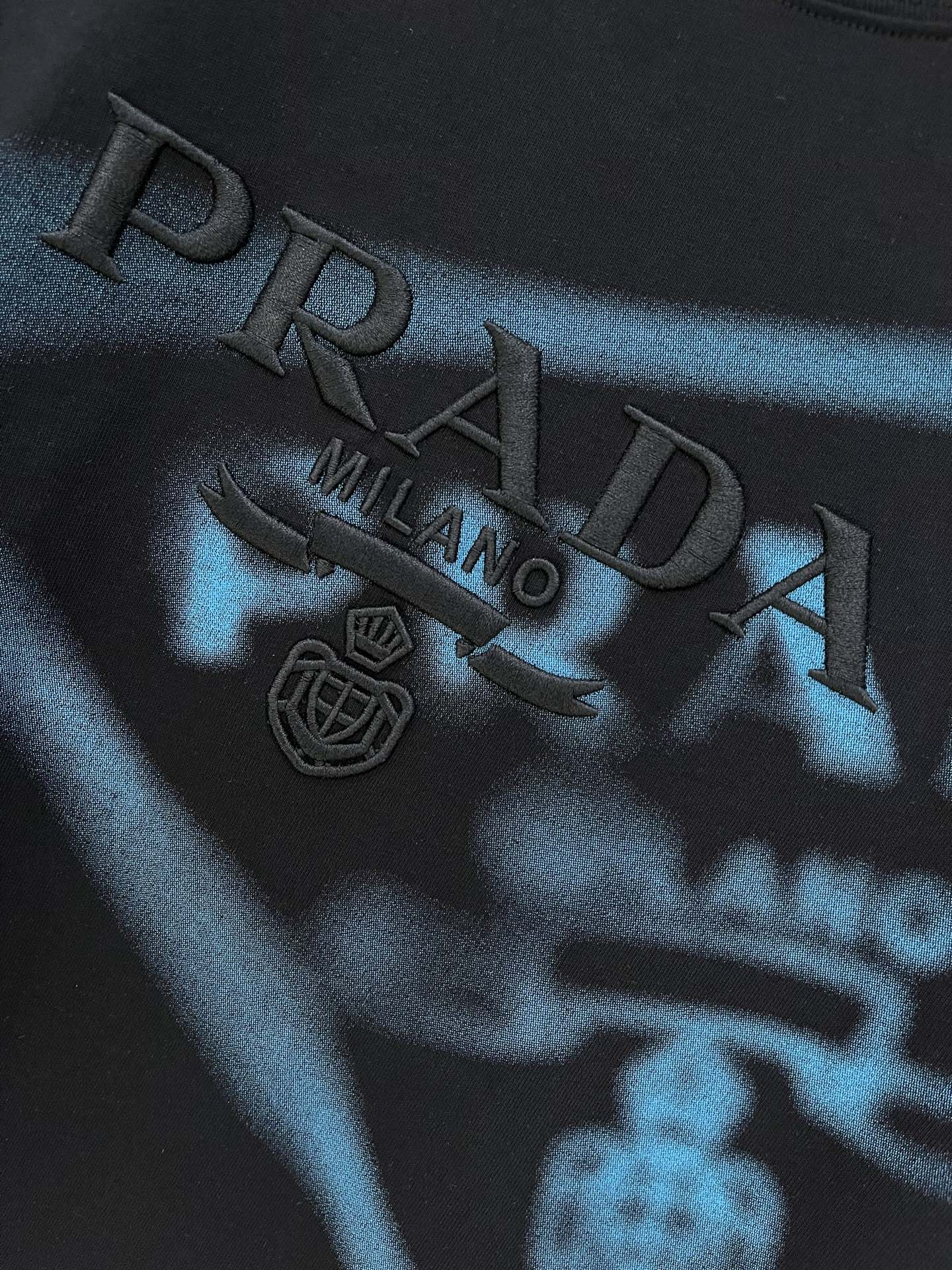  普拉*Prada 25SS春夏新款首发专柜最新款短袖圆领T恤 高端订制 设计前卫时尚！品牌logo重工