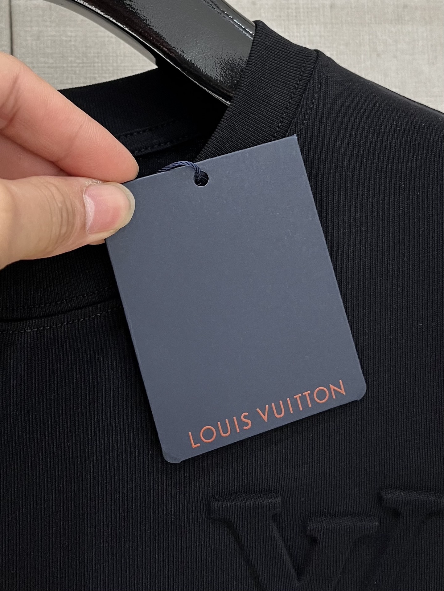  路易威*1V 25SS春夏新款首发专柜最新款短袖圆领T恤 手绘高端订制 设计前卫时尚！品牌logo重工