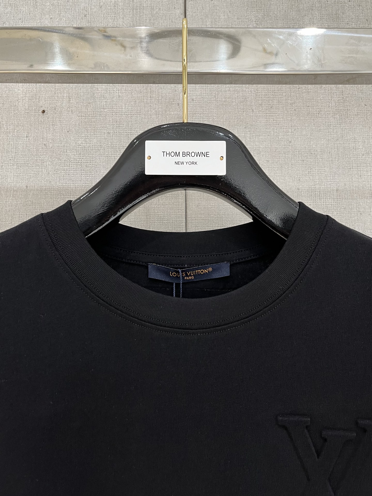  路易威*1V 25SS春夏新款首发专柜最新款短袖圆领T恤 手绘高端订制 设计前卫时尚！品牌logo重工