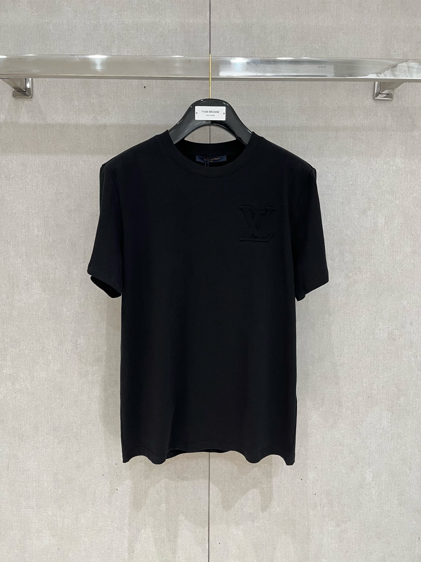  路易威*1V 25SS春夏新款首发专柜最新款短袖圆领T恤 手绘高端订制 设计前卫时尚！品牌logo重工