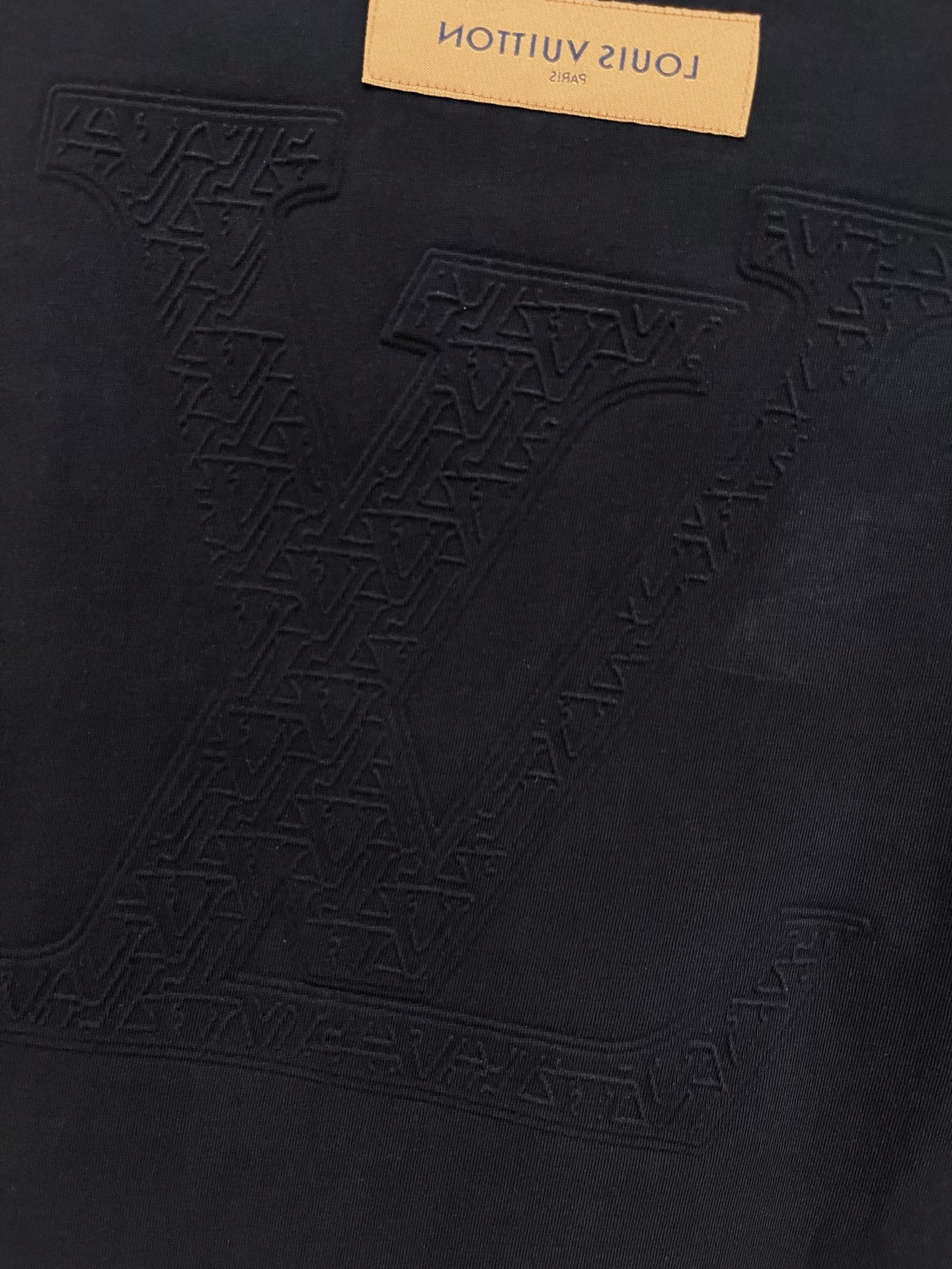  路易威*1V 25SS春夏新款首发专柜最新款短袖圆领T恤 手绘高端订制 设计前卫时尚！品牌logo重工