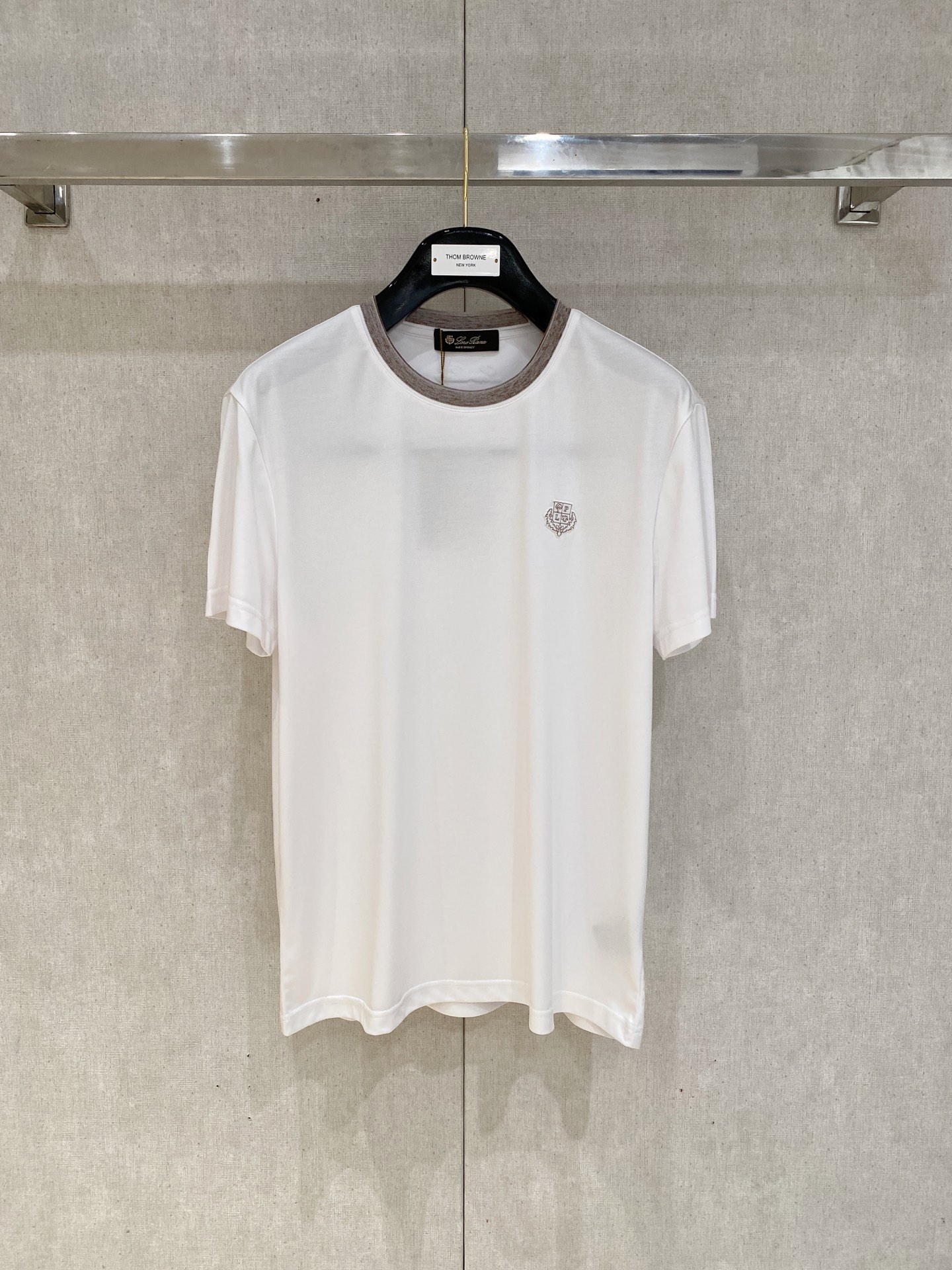 NO:506843,The counter official website will be released simultaneously! All accessories are customized for original products, and the trading company's genuine product orders. High-end custom imported fabrics are extracted from natural plant fibers. They are thinner than ordinary cotton fabrics. They feel soft and comfortable to wear. They are not easy to irritate the skin. The fabric is hygroscopic and breathable. Size: 48-56,,alexander wang19860909专柜官网同步发售！辅料全部原版定制出品,贸易公司真品订单.高级定制进口面料,以天然植物纖維提炼出来,比一般棉织物轻薄 手感柔软,穿着舒适 完全不易有刺激皮肤 面料吸湿性、透气性良好 尺码: 48-56,,alexander wang,Men's clothing