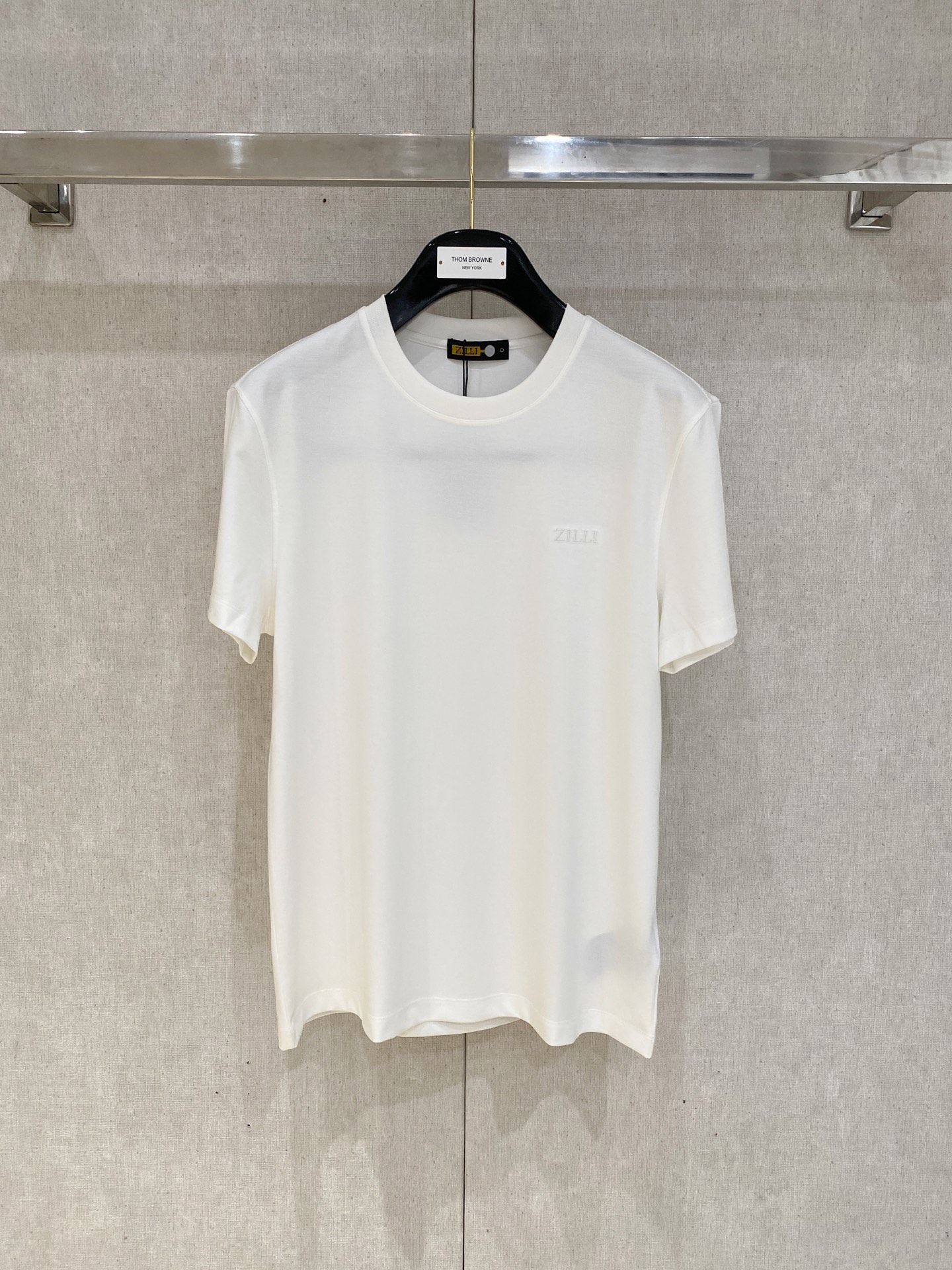 NO:454130,The counter official website will be released simultaneously! All accessories are customized for original products, and the trading company's genuine product orders. High-end custom imported fabrics are extracted from natural plant fibers. They are thinner than ordinary cotton fabrics. They feel soft and comfortable to wear. They are not easy to irritate the skin. The fabric is hygroscopic and breathable. Size: 48-56,,alexander wang19860909专柜官网同步发售！辅料全部原版定制出品,贸易公司真品订单.高级定制进口面料,以天然植物纖維提炼出来,比一般棉织物轻薄 手感柔软,穿着舒适 完全不易有刺激皮肤 面料吸湿性、透气性良好 尺码: 48-56,,alexander wang,Men's clothing