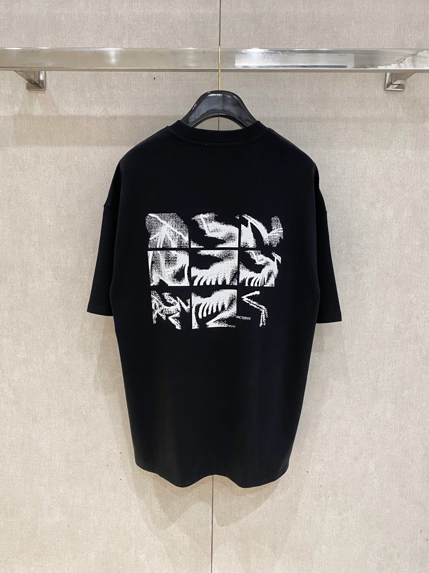 ARCTERYX 始祖鸟
2025春夏新款首发专柜最新款短袖圆领T恤 高端订制 设计前卫时尚!品牌l
