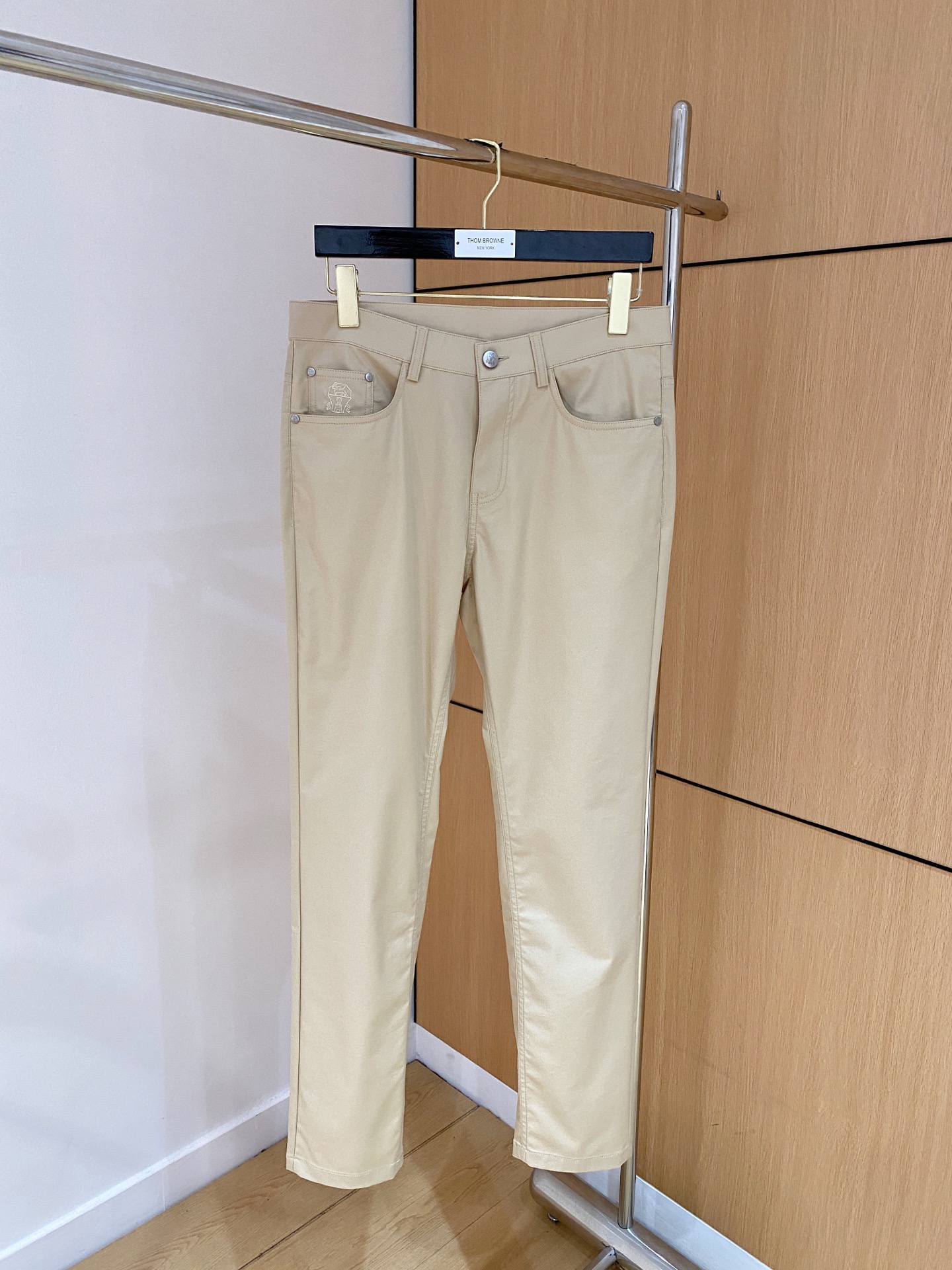 NO:143072,The counter official website will be released simultaneously! All accessories are customized for original products, and the trading company's genuine product orders. High-end custom imported fabrics are extracted from natural plant fibers. They are thinner than ordinary cotton fabrics. They feel soft and comfortable to wear. They are not easy to irritate the skin. The fabric is hygroscopic and breathable. Size: 30-38 No 35 37,,alexander wang19860909专柜官网同步发售！辅料全部原版定制出品,贸易公司真品订单.高级定制进口面料,以天然植物纖維提炼出来,比一般棉织物轻薄 手感柔软,穿着舒适 完全不易有刺激皮肤 面料吸湿性、透气性良好 尺码: 30-38无35 37,,alexander wang,Men's clothing