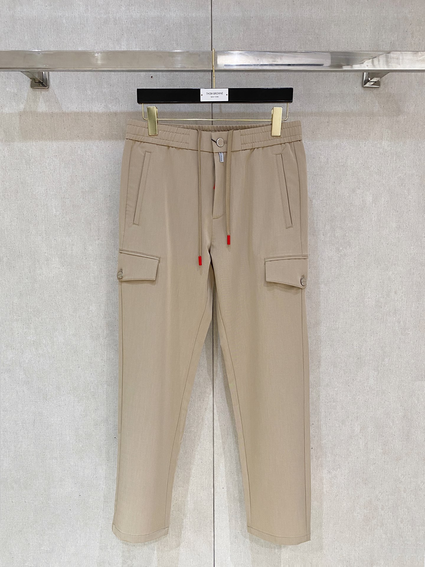 NO:161778,The counter official website will be released simultaneously! All accessories are customized for original products, and the trading company's genuine product orders. High-end custom imported fabrics are extracted from natural plant fibers. They are thinner than ordinary cotton fabrics. They feel soft and comfortable to wear. They are not easy to irritate the skin. The fabric is hygroscopic and breathable. Size: 48-58,,alexander wang19860909专柜官网同步发售！辅料全部原版定制出品,贸易公司真品订单.高级定制进口面料,以天然植物纖維提炼出来,比一般棉织物轻薄 手感柔软,穿着舒适 完全不易有刺激皮肤 面料吸湿性、透气性良好 尺码: 48-58,,alexander wang,Men's clothing