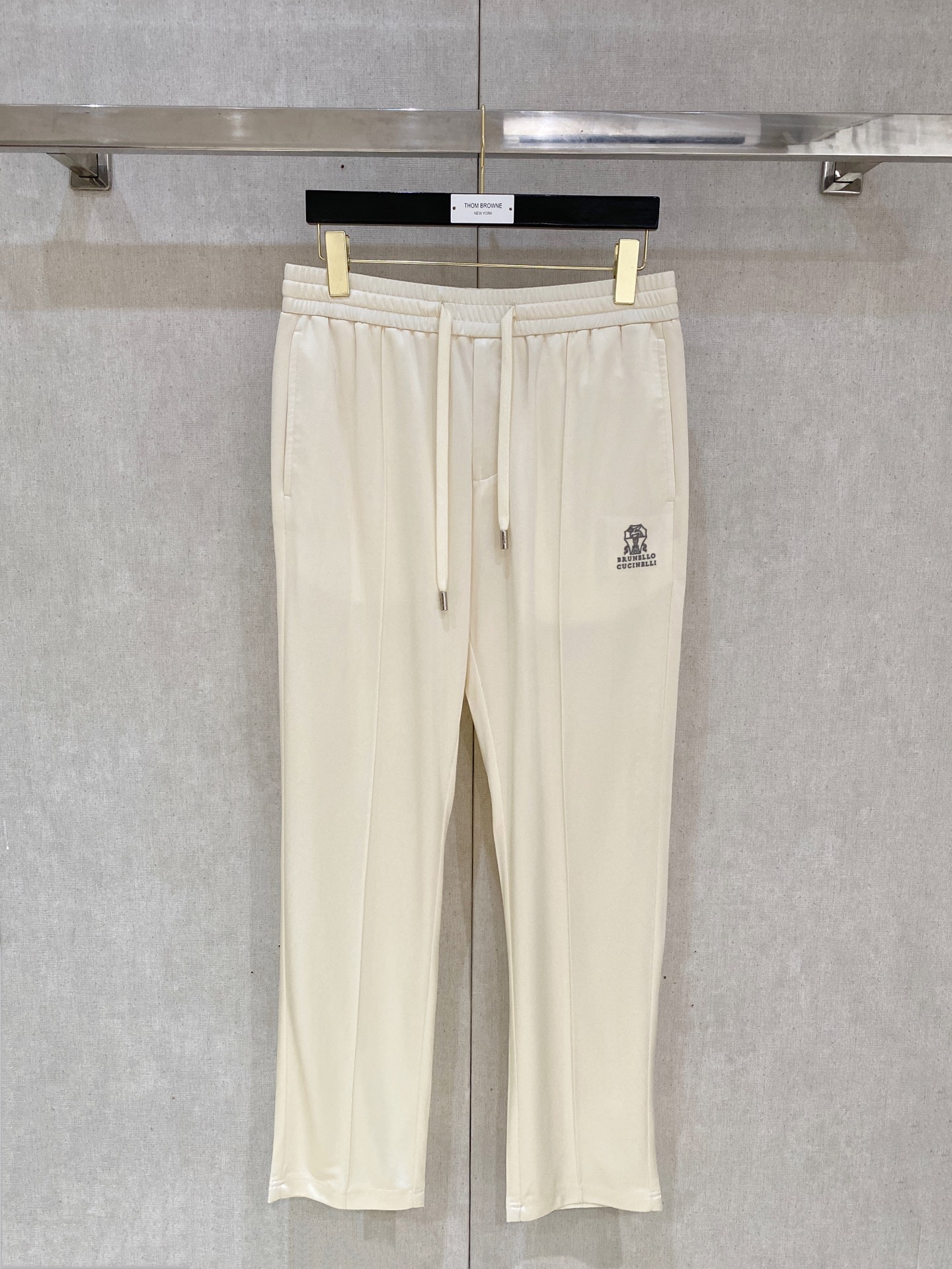 NO:161776,The counter official website will be released simultaneously! All accessories are customized for original products, and the trading company's genuine product orders. High-end custom imported fabrics are extracted from natural plant fibers. They are thinner than ordinary cotton fabrics. They feel soft and comfortable to wear. They are not easy to irritate the skin. The fabric is hygroscopic and breathable. Size: 48-56,,alexander wang19860909专柜官网同步发售！辅料全部原版定制出品,贸易公司真品订单.高级定制进口面料,以天然植物纖維提炼出来,比一般棉织物轻薄 手感柔软,穿着舒适 完全不易有刺激皮肤 面料吸湿性、透气性良好 尺码: 48-56,,alexander wang,Men's clothing