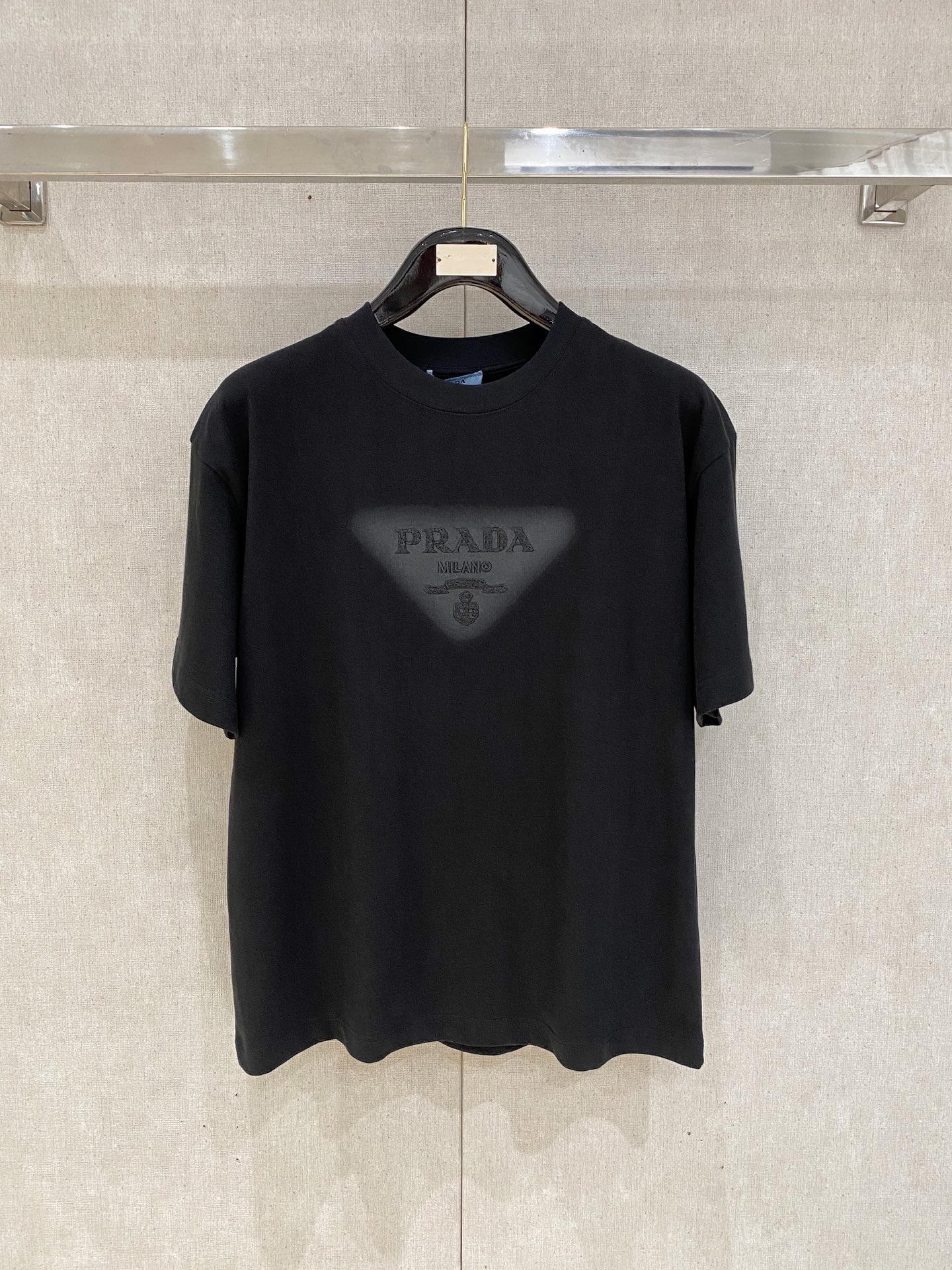 NO:160379,.Prada * 25SS spring and summer new style first-time counter latest short-sleeved round-neck T-shirt, high-end customization, avant-garde and fashionable design!  Brand logo heavy craft design, high-end customized 230g fabric, soft feel, comfortable to wear, exquisite counter-level car line, fine workmanship, invincible and handsome upper body effect!  A must-have item for handsome men!  Color black. White. S-2XL, prada, T-shirt,tees, t-shirt,alexander wang19860909.普拉达 * 25SS春夏新款首发专柜最新款短袖圆领T恤 高端订制 设计前卫时尚！品牌logo重工艺设计 高端定制230克面料.手感柔软.穿着舒适.专柜级别精致车线.做工精细.上身效果无敌帅气！型男必备单品！颜色黑色.白色.码数S-2XL,,prada,T-shirt,tees，t-shirt,alexander wang,Men's clothing
