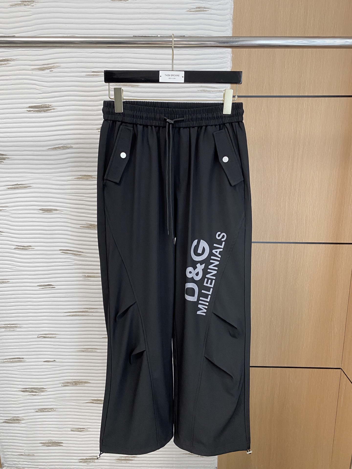 NO:145344,Dolce & Gabbana 2025ss Spring and Summer New Styles New Men's Working Leisure Pants, Business Leisure Styles!  !  The fabric is important!  Baby's skin is smooth!  !  Customer supplies fixed fabrics, and you can find that they are very smooth fabrics, soft and skin-friendly. The upper body is crisp and stylish, and the surface has a warm and shiny feeling. It is high-end and textured. The upper body is very distinctive, with classic brand logo embellishment, elegant and natural style, moderate thickness, suitable for early spring wear, and the hardware and accessories are all in all quality!  A very practical style for business and casual wear. Size S-2XL, Dolce & Gabbana, alexander wang19860909杜嘉班纳2025ss春夏新款新款男士工装休闲裤、商务休闲款！！重在面料！婴儿肌肤般的柔滑！！客供定织料,入手便知极具柔滑面料,手感柔软亲肤,上身挺括有型,表面又有着温润的光泽感,高档而显质感,经典细节处理,上身很有特点,经典品牌标识点缀,优雅自然的版型,厚度适中,适合早春穿着,五金辅料全品相！商务休闲都很实穿的一款. 尺码S-2XL,,Dolce&Gabbana,alexander wang,Men's clothing