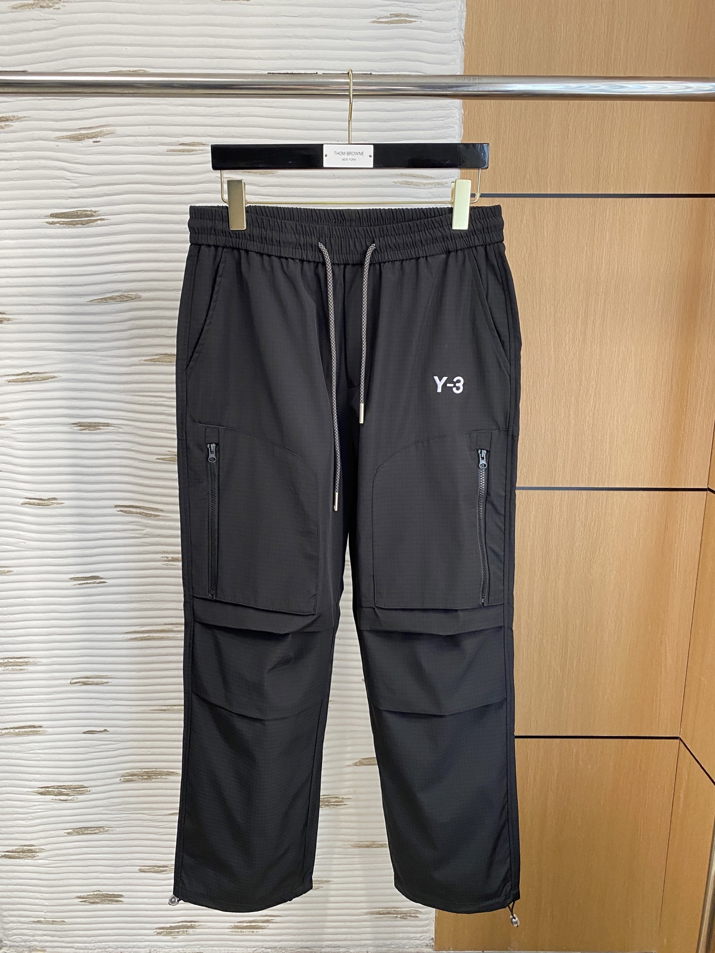 NO:145406,Y32025ss Spring and Summer New Style New Men's Working Leisure Pants, Business Leisure Style!  !  The fabric is important!  Baby's skin is smooth!  !  Customer supplies fixed fabrics, and you can find that they are very smooth fabrics, soft and skin-friendly. The upper body is crisp and stylish, and the surface has a warm and shiny feeling. It is high-end and textured. The upper body is very distinctive, with classic brand logo embellishment, elegant and natural style, moderate thickness, suitable for early spring wear, and the hardware and accessories are all in all quality!  A very practical style for business and casual wear. Size S-2XL, alexander wang19860909Y32025ss春夏新款新款男士工装休闲裤、商务休闲款！！重在面料！婴儿肌肤般的柔滑！！客供定织料,入手便知极具柔滑面料,手感柔软亲肤,上身挺括有型,表面又有着温润的光泽感,高档而显质感,经典细节处理,上身很有特点,经典品牌标识点缀,优雅自然的版型,厚度适中,适合早春穿着,五金辅料全品相！商务休闲都很实穿的一款. 尺码S-2XL,,alexander wang,Men's clothing