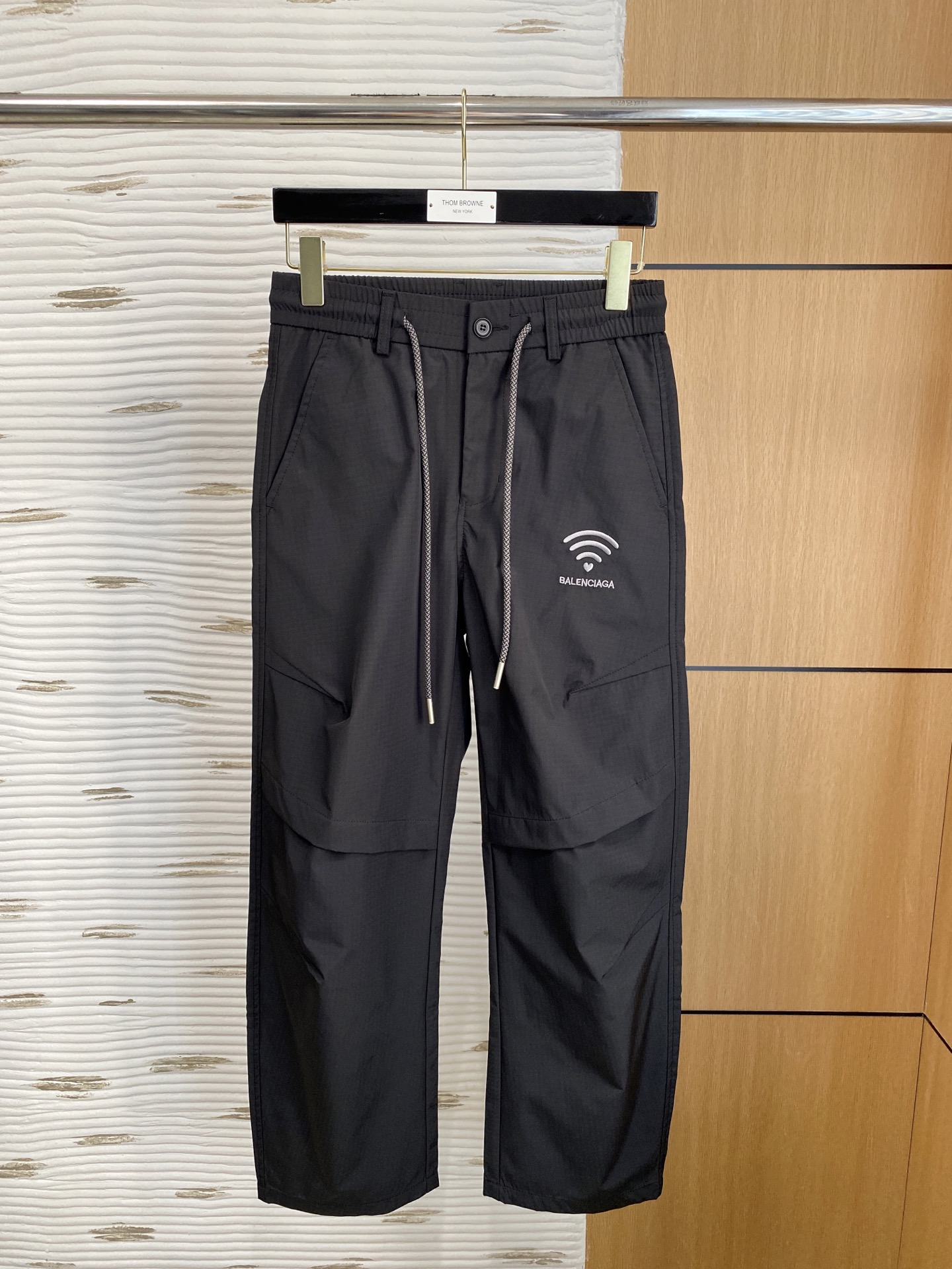 NO:145352,Balenciaga 2025ss Spring and Summer New Style New Men's Working Leisure Pants, Business Leisure Style!  !  The fabric is important!  Baby's skin is smooth!  !  Customer supplies fixed fabrics, and you can find that they are very smooth fabrics, soft and skin-friendly. The upper body is crisp and stylish, and the surface has a warm and shiny feeling. It is high-end and textured. The upper body is very distinctive, with classic brand logo embellishment, elegant and natural style, moderate thickness, suitable for early spring wear, and the hardware and accessories are all in all quality!  A very practical style for business and casual wear. Size S-2XL, balenciaga, alexander wang19860909巴黎世家2025ss春夏新款新款男士工装休闲裤、商务休闲款！！重在面料！婴儿肌肤般的柔滑！！客供定织料,入手便知极具柔滑面料,手感柔软亲肤,上身挺括有型,表面又有着温润的光泽感,高档而显质感,经典细节处理,上身很有特点,经典品牌标识点缀,优雅自然的版型,厚度适中,适合早春穿着,五金辅料全品相！商务休闲都很实穿的一款. 尺码S-2XL,,balenciaga,alexander wang,Men's clothing