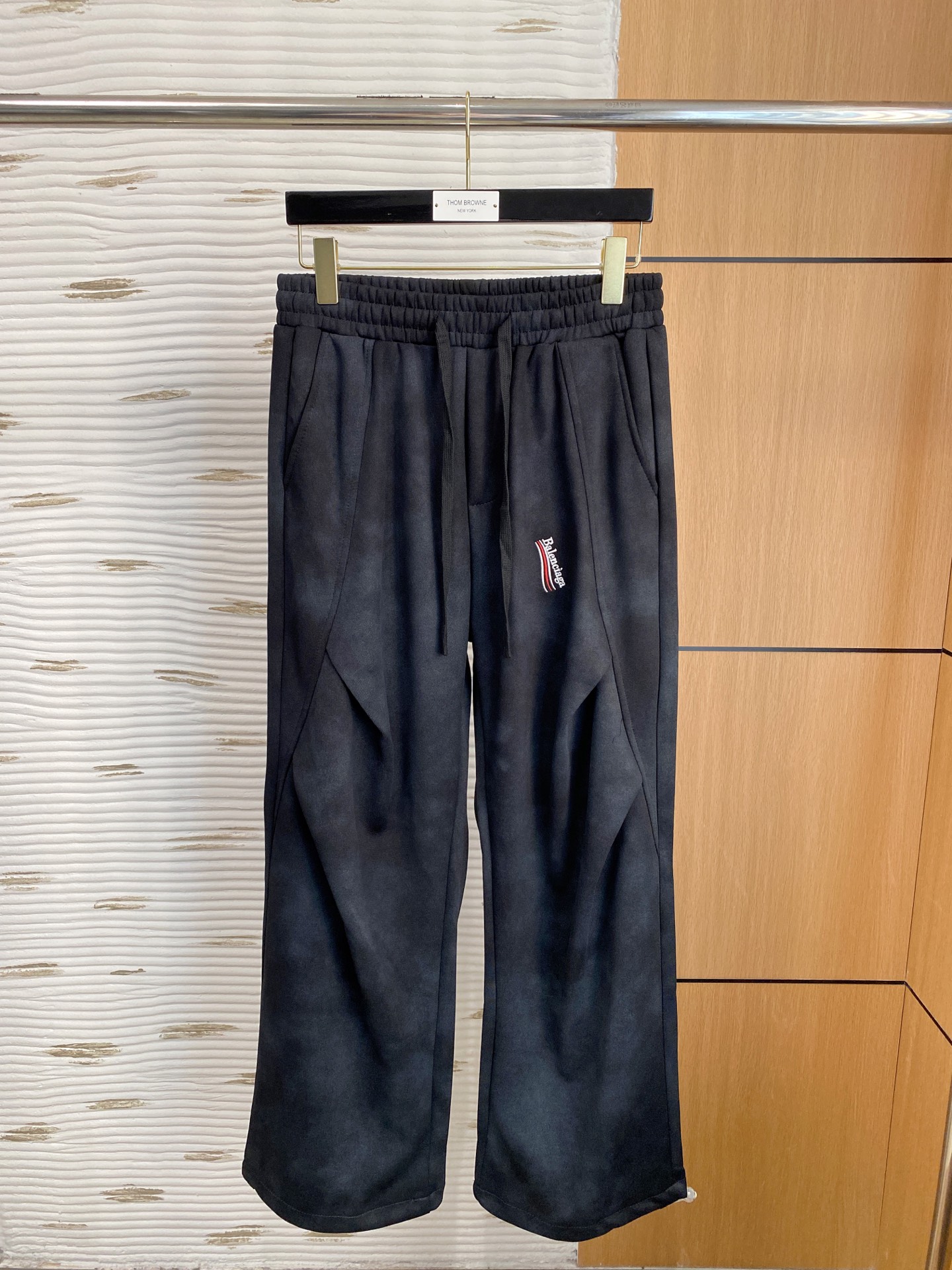 NO:145399,Balenciaga 2025ss Spring and Summer New Style New Men's Working Leisure Pants, Business Leisure Style!  !  The fabric is important!  Baby's skin is smooth!  !  Customer supplies fixed fabrics, and you can find that they are very smooth fabrics, soft and skin-friendly. The upper body is crisp and stylish, and the surface has a warm and shiny feeling. It is high-end and textured. The upper body is very distinctive, with classic brand logo embellishment, elegant and natural style, moderate thickness, suitable for early spring wear, and the hardware and accessories are all in all quality!  A very practical style for business and casual wear. Size S-2XL, balenciaga, alexander wang19860909巴黎世家2025ss春夏新款新款男士工装休闲裤、商务休闲款！！重在面料！婴儿肌肤般的柔滑！！客供定织料,入手便知极具柔滑面料,手感柔软亲肤,上身挺括有型,表面又有着温润的光泽感,高档而显质感,经典细节处理,上身很有特点,经典品牌标识点缀,优雅自然的版型,厚度适中,适合早春穿着,五金辅料全品相！商务休闲都很实穿的一款. 尺码S-2XL,,balenciaga,alexander wang,Men's clothing