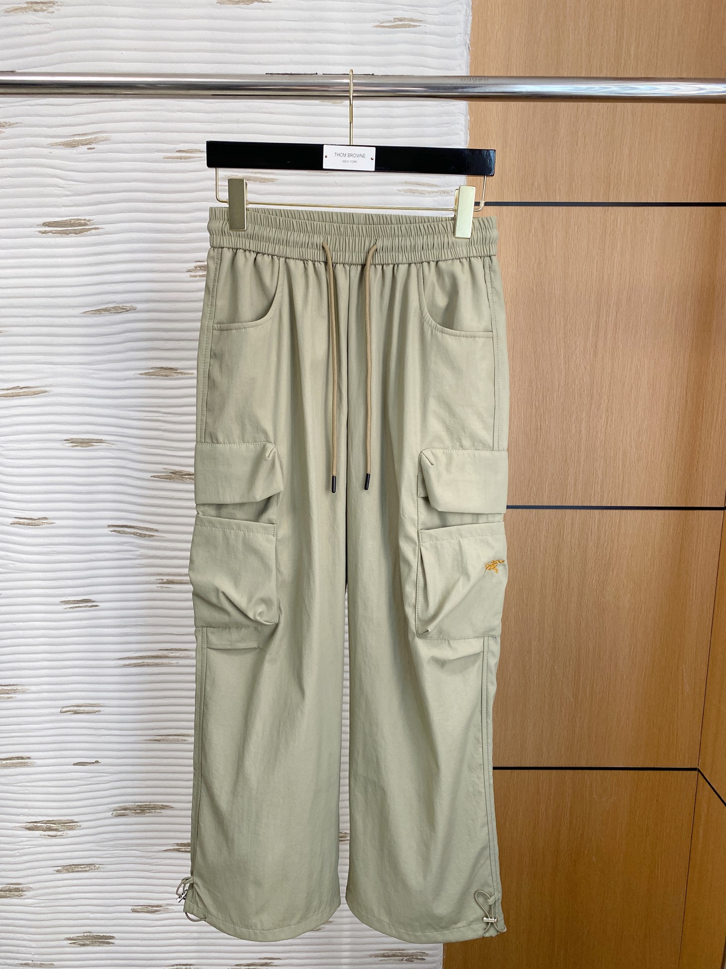 NO:145361,Archaeopteryx 2025ss Spring and Summer New Styles New Styles Men's Working Leisure Pants, Business Leisure Styles!  !  The fabric is important!  Baby's skin is smooth!  !  Customer supplies fixed fabrics, and you can find that they are very smooth fabrics, soft and skin-friendly. The upper body is crisp and stylish, and the surface has a warm and shiny feeling. It is high-end and textured. The upper body is very distinctive, with classic brand logo embellishment, elegant and natural style, moderate thickness, suitable for early spring wear, and the hardware and accessories are all in all quality!  A very practical style for business and casual wear. Size S-2XL, arc'teryx, alexander wang19860909始祖鸟2025ss春夏新款新款男士工装休闲裤、商务休闲款！！重在面料！婴儿肌肤般的柔滑！！客供定织料,入手便知极具柔滑面料,手感柔软亲肤,上身挺括有型,表面又有着温润的光泽感,高档而显质感,经典细节处理,上身很有特点,经典品牌标识点缀,优雅自然的版型,厚度适中,适合早春穿着,五金辅料全品相！商务休闲都很实穿的一款. 尺码S-2XL,arc'teryx,alexander wang,Men's clothing