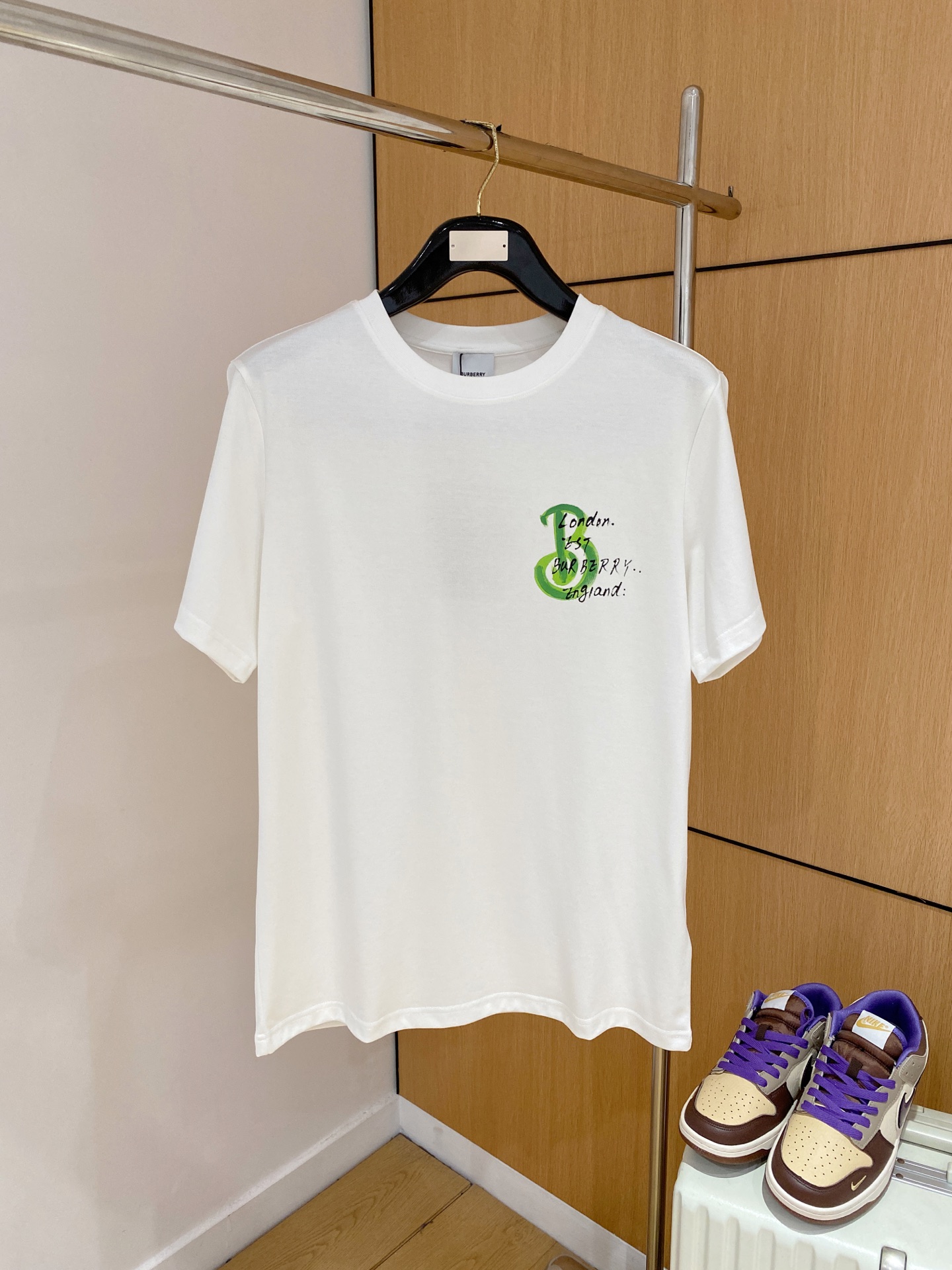 NO:444396,Burberry - 2025ss Snake Year New Year Spring and Summer Boutique Short-sleeved T-shirts Official website synchronization High-end quality Customized top-grade cotton fabrics, 1:1 made by top manufacturers, fashionable big brand heavy craftsmanship logo design, soft and delicate touch, skin-friendly and comfortable to wear, versatile and casual, very good upper body, handsome, trendy men's essentials Color black, white Size S-2XL Size Shoulder width 46 Bust 102 Clothes length 66 Sleeve length 22 M Size Shoulder width 47 Bust 106 Clothes length 67 Sleeve length 23 L Size Shoulder width 48 Bust 110 Clothes length 68 Sleeve length 24 XL Size Shoulder width 49 Bust 114 Clothes length 69 Sleeve length 25 2XL Size Shoulder width 50 Bust 116 Clothes length 70  Sleeve length 26, burberry, T-shirt,tees, t-shirt,alexander wang19860909巴宝莉 - 2025ss蛇年贺岁款春夏精品短袖T恤 官网同步 高端品质 定制顶级纯棉面料,顶级大厂1:1制作,时尚大牌重工艺logo设计,手感柔软细腻 穿着亲肤舒适 百搭休闲 上身非常赞 帅气 潮男必备品 颜色黑色,白色 尺码S-2XL S码肩宽46 胸围102 衣长66 袖长22 M码肩宽47 胸围106 衣长67 袖长23 L码肩宽48 胸围110 衣长68 袖长24 XL码肩宽49 胸围114 衣长69 袖长25 2XL码肩宽50 胸围116 衣长70 袖长26,,burberry,T-shirt,tees，t-shirt,alexander wang,Men's clothing