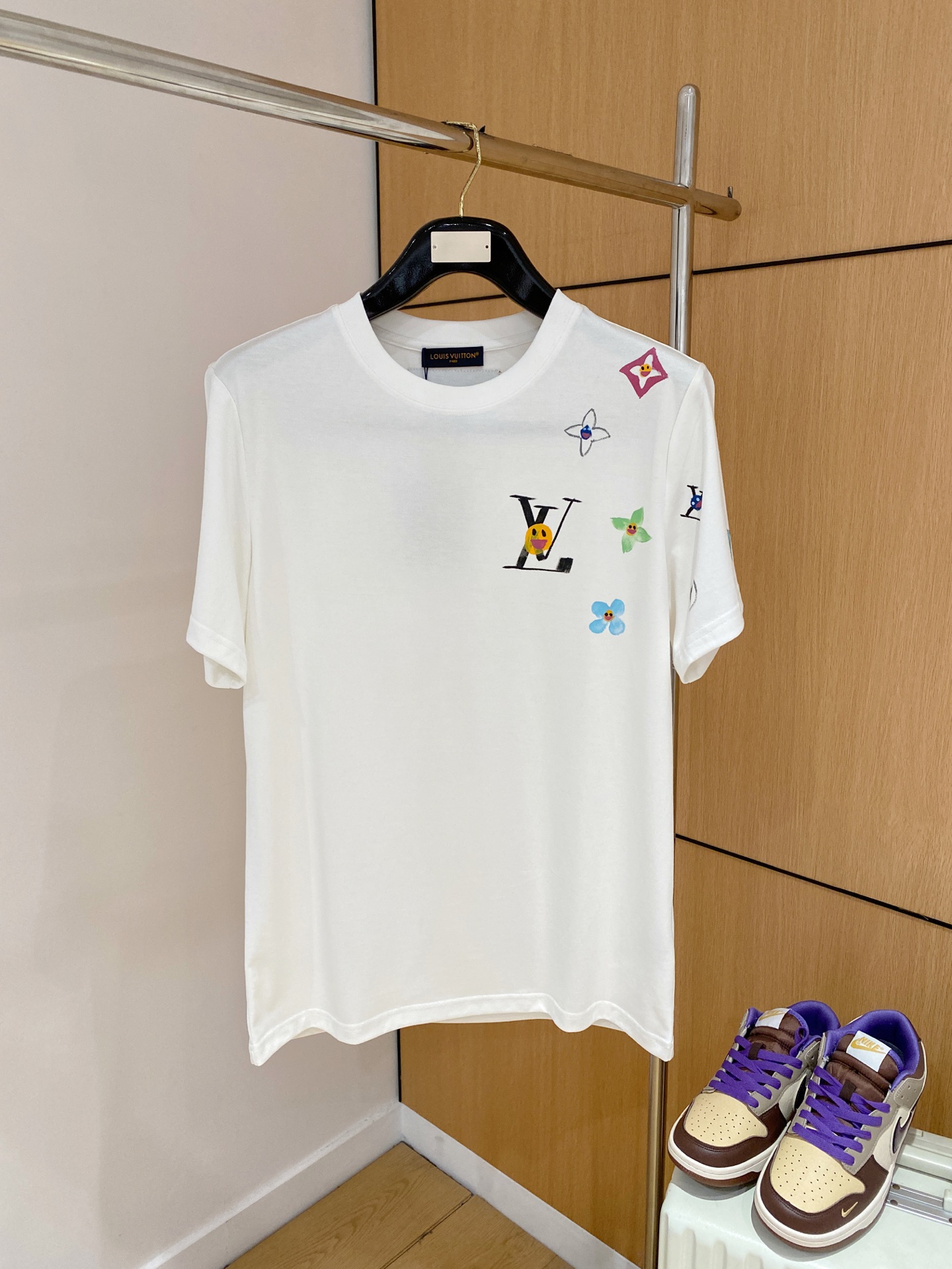 NO:444390,Louis Vuitton - 2025ss Snake Year New Year Spring and Summer Boutique Short-sleeved T-shirts Official website synchronization High-end quality Customized top-grade cotton fabrics, 1:1 made by top manufacturers, fashionable and heavy craftsmanship logo design, soft and delicate touch, skin-friendly and comfortable to wear, versatile and casual, very good upper body, handsome, trendy men's essentials Color black, white Size S-2XL Size Shoulder width 46 Bust 102 Clothes 66 Sleeve length 22 M Size Shoulder width 47 Bust 106 Clothes 67 Sleeve length 23 L Size Shoulder width 48 Bust 110 Clothes 68 Clothes 24 XL Size Shoulder width 49 Bust 114 Clothes 69 Clothes 25 2XL Size Shoulder width 50 Bust 116 Clothes 70 Sleeve length 26,,louis  vuitton, T-shirt,tees,t-shirt,alexander wang19860909路易威登 - 2025ss蛇年贺岁款春夏精品短袖T恤 官网同步 高端品质 定制顶级纯棉面料,顶级大厂1:1制作,时尚大牌重工艺logo设计,手感柔软细腻 穿着亲肤舒适 百搭休闲 上身非常赞 帅气 潮男必备品 颜色黑色,白色 尺码S-2XL S码肩宽46 胸围102 衣长66 袖长22 M码肩宽47 胸围106 衣长67 袖长23 L码肩宽48 胸围110 衣长68 袖长24 XL码肩宽49 胸围114 衣长69 袖长25 2XL码肩宽50 胸围116 衣长70 袖长26,,louis vuitton,T-shirt,tees，t-shirt,alexander wang,Men's clothing