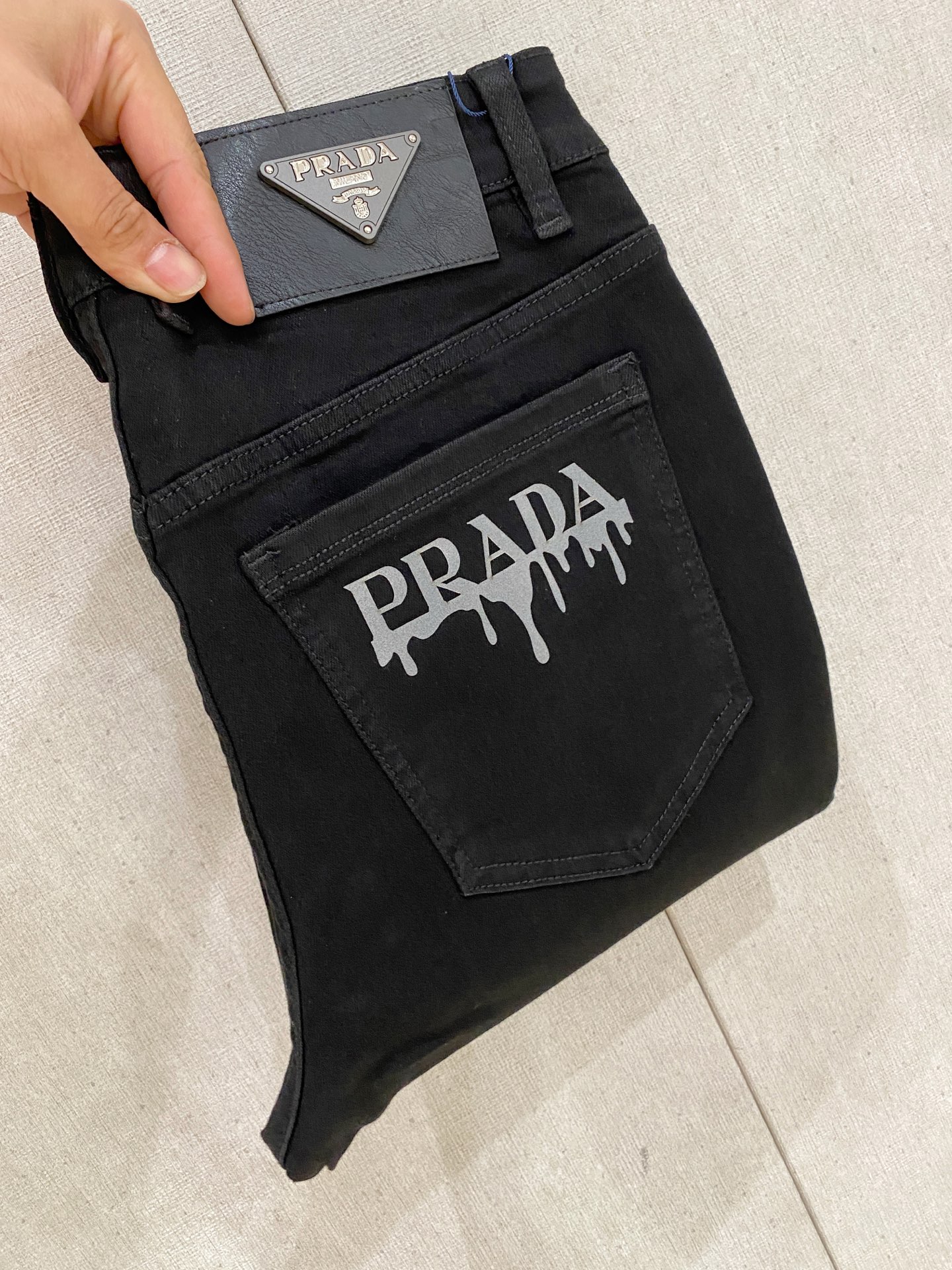 NO:150612,Prada [New Product] is available for high-end exclusive sale. The 25SS four-season super-burning street-explosion series is the most exclusive and grandly launched. Original custom high-end quality fabric, customized hardware style slim-fitting tailoring, fabric with elasticity, micro-elastic upper body comfort, a must-have item!  Counter size 29-38 (no 35 no 37), prada, jeans, alexander wang19860909普拉达【新品】高端独家发售 25SS四季款超燃炸街系列之最牛仔裤 独家隆重推出 原版定制高端品质面料 定制五金版型修身剪裁 面料带弹力 微弹上身舒适度超高 必爆单品！专柜尺码29-38（无35无37）,,prada,jeans,alexander wang,Men's clothing