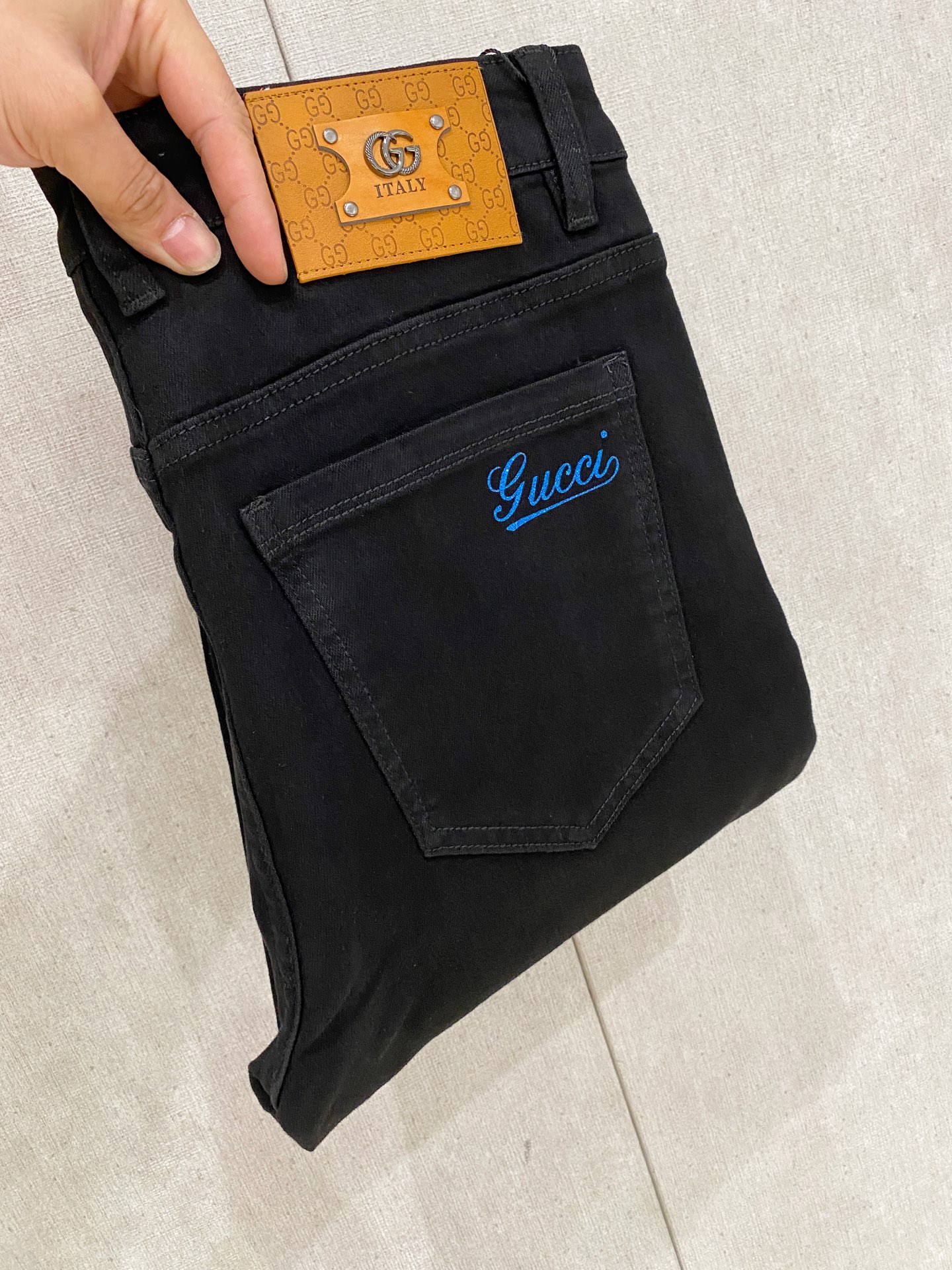 NO:150618,Gucci [New Product] is available for high-end exclusive sale. The 25SS four-season super-burning street-explosion series is the most exclusive and grandly launched. Original custom high-end quality fabric, customized hardware style slim-fitting tailoring, fabric with elasticity, micro-elastic upper body comfort, a must-have item!  Counter size 29-38 (no 35 no 37), gucci, jeans, alexander wang19860909古驰【新品】高端独家发售 25SS四季款超燃炸街系列之最牛仔裤 独家隆重推出 原版定制高端品质面料 定制五金版型修身剪裁 面料带弹力 微弹上身舒适度超高 必爆单品！专柜尺码29-38（无35无37）,,gucci,jeans,alexander wang,Men's clothing