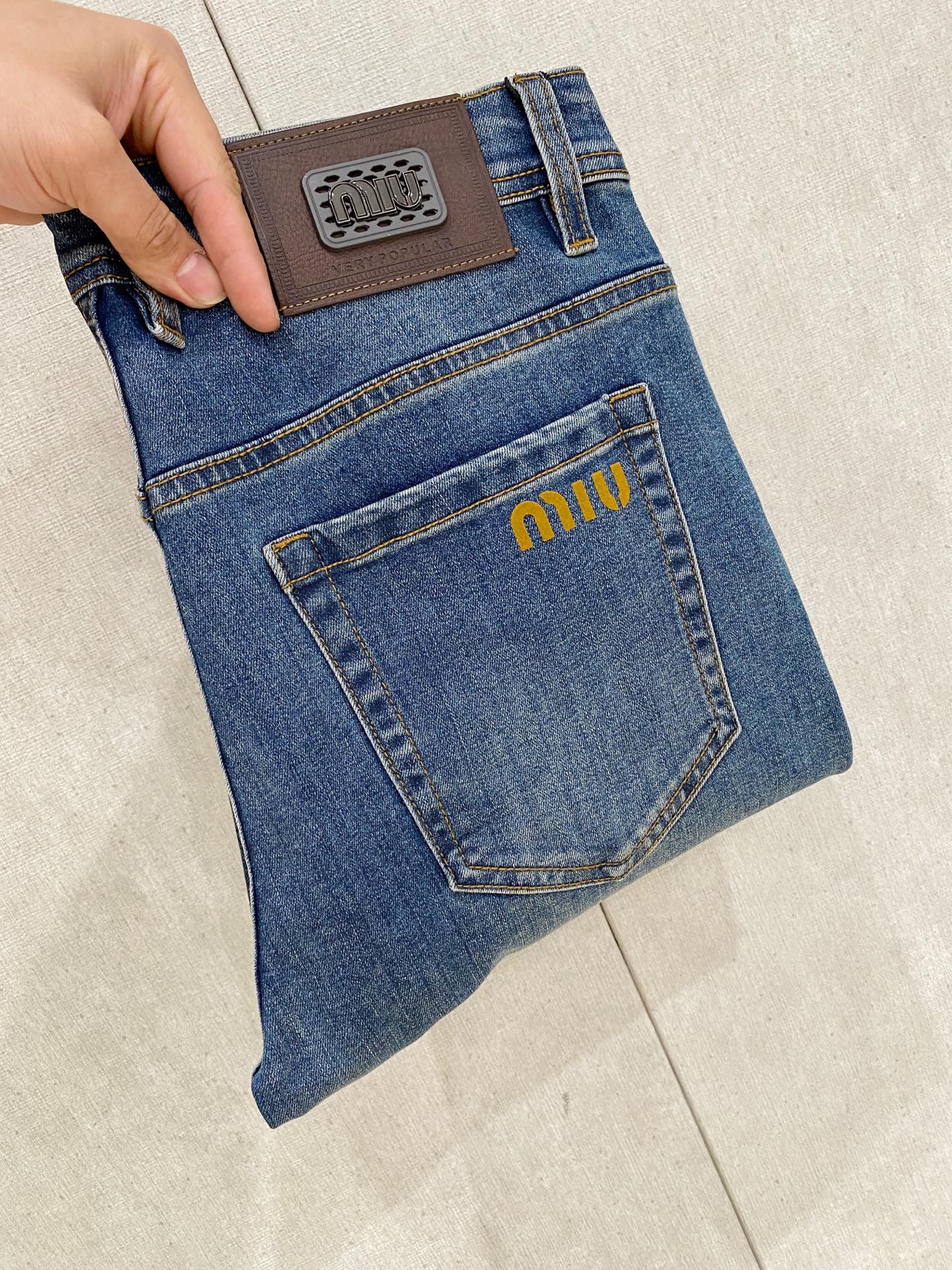 NO:150625,miumiu [New Product] is available for high-end exclusive sale. The 25SS four-season super-burning street-explosion series is the most exclusive and grandly launched. Original custom high-end quality fabric, customized hardware style slim-fitting tailoring, fabric with elasticity, micro-elastic upper body comfort, a must-have item!  Counter size 29-38 (no 35 no 37), miumiu, jeans, alexander wang19860909miumiu【新品】高端独家发售 25SS四季款超燃炸街系列之最牛仔裤 独家隆重推出 原版定制高端品质面料 定制五金版型修身剪裁 面料带弹力 微弹上身舒适度超高 必爆单品！专柜尺码29-38（无35无37）,,miumiu,jeans,alexander wang,Men's clothing