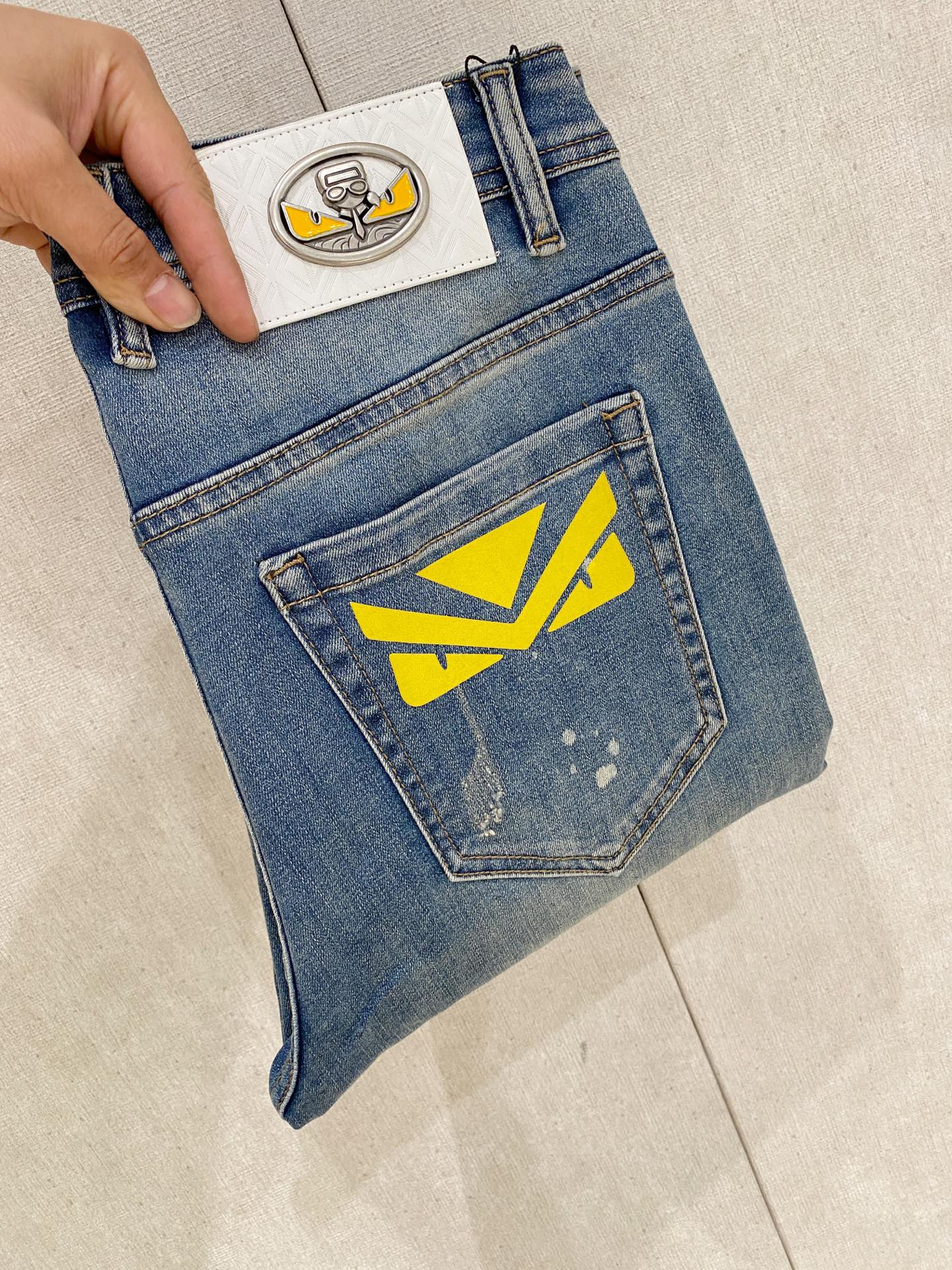 NO:150632,Fendi [New Product] is available for high-end exclusive sale. The 25SS four-season super-burning street-explosion series is the most exclusive and grandly launched. Original custom high-end quality fabric, customized hardware style slim-fitting tailoring, fabric with elasticity, micro-elastic upper body comfort, a must-have item!  Counter size 29-38 (no 35 no 37), fendi, jeans, alexander wang19860909芬迪【新品】高端独家发售 25SS四季款超燃炸街系列之最牛仔裤 独家隆重推出 原版定制高端品质面料 定制五金版型修身剪裁 面料带弹力 微弹上身舒适度超高 必爆单品！专柜尺码29-38（无35无37）,,fendi,jeans,alexander wang,Men's clothing